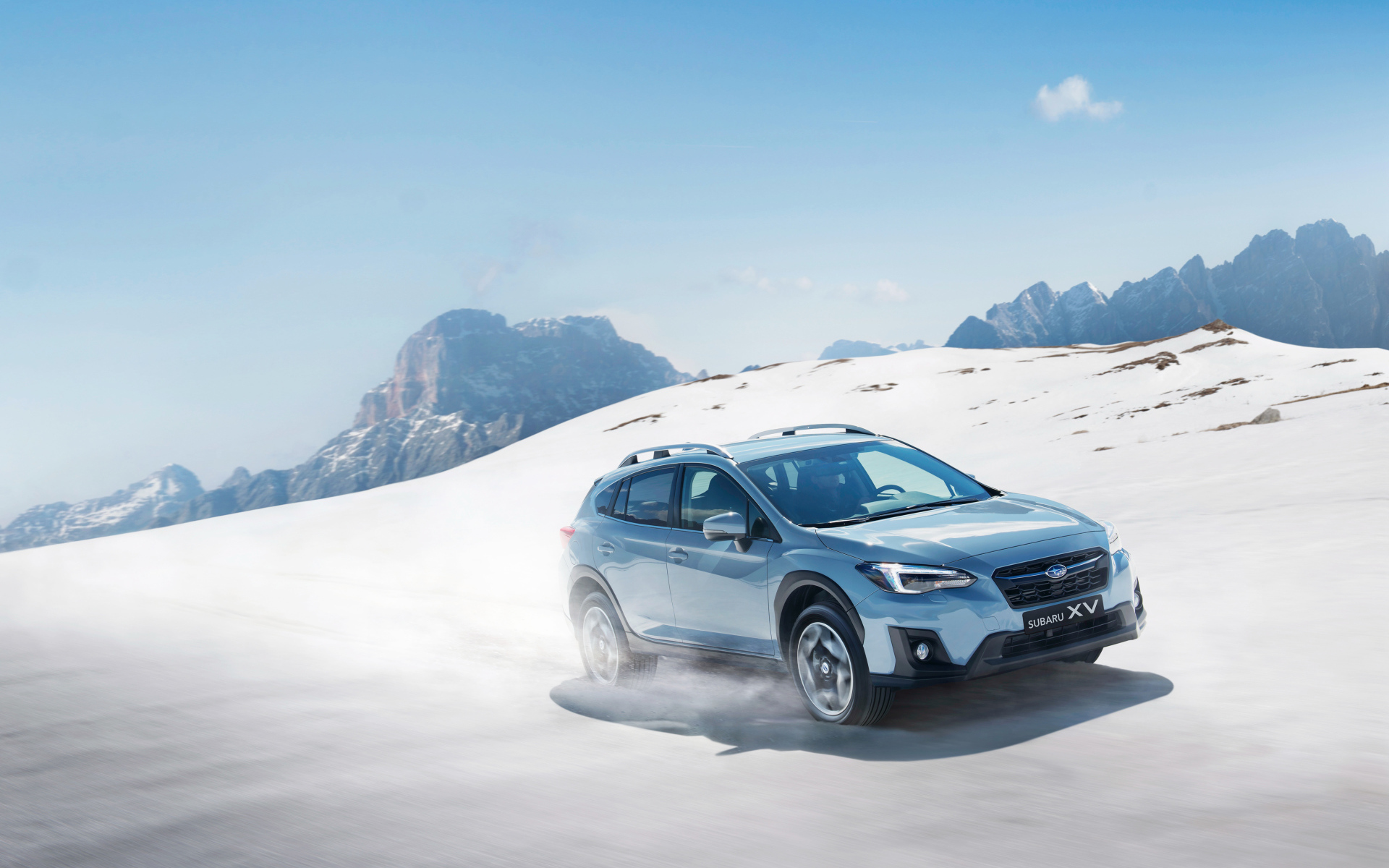 Внедорожник Subaru XV на заснеженном склоне