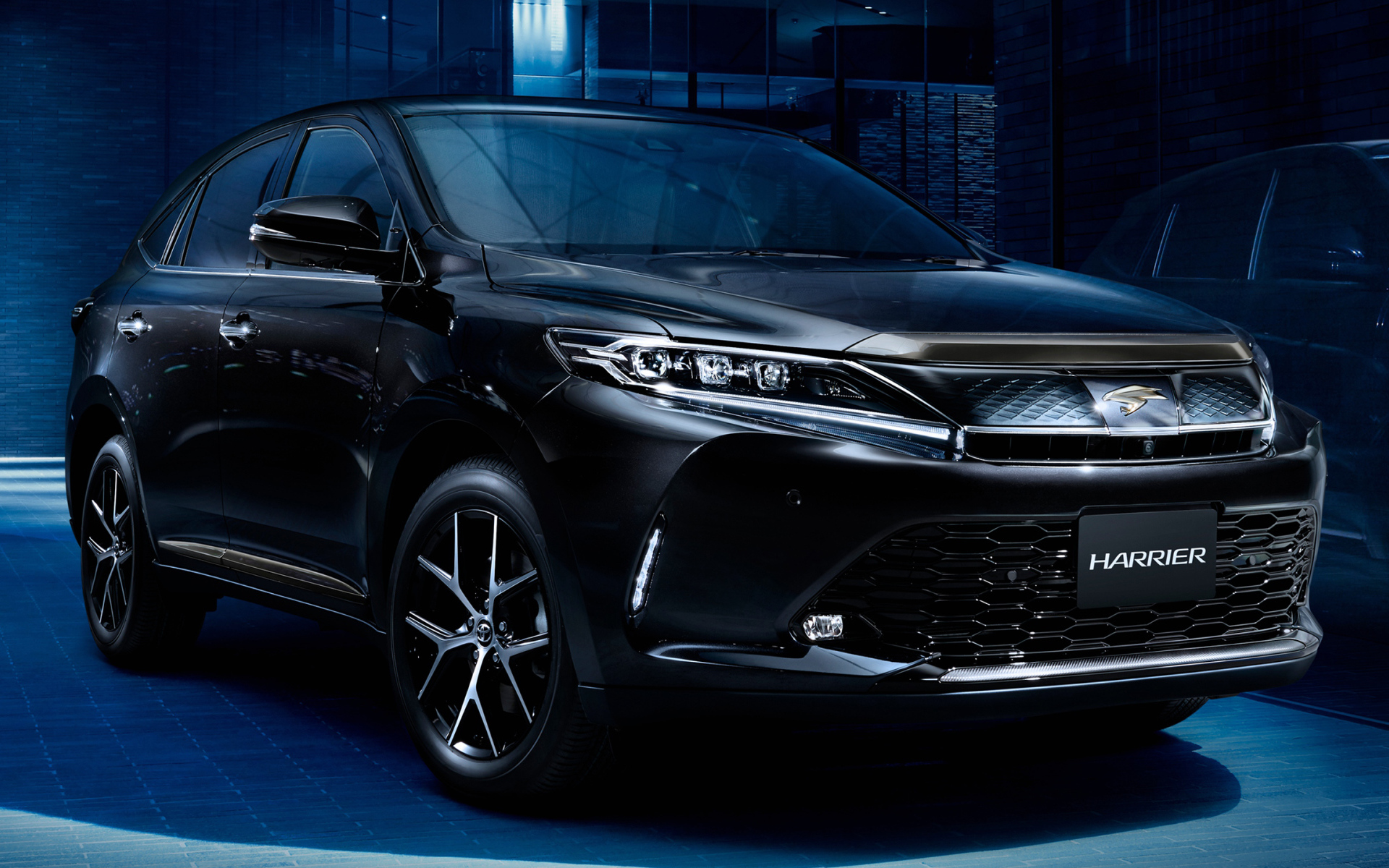 Черный стильный автомобиль Toyota Harrier  2018 года