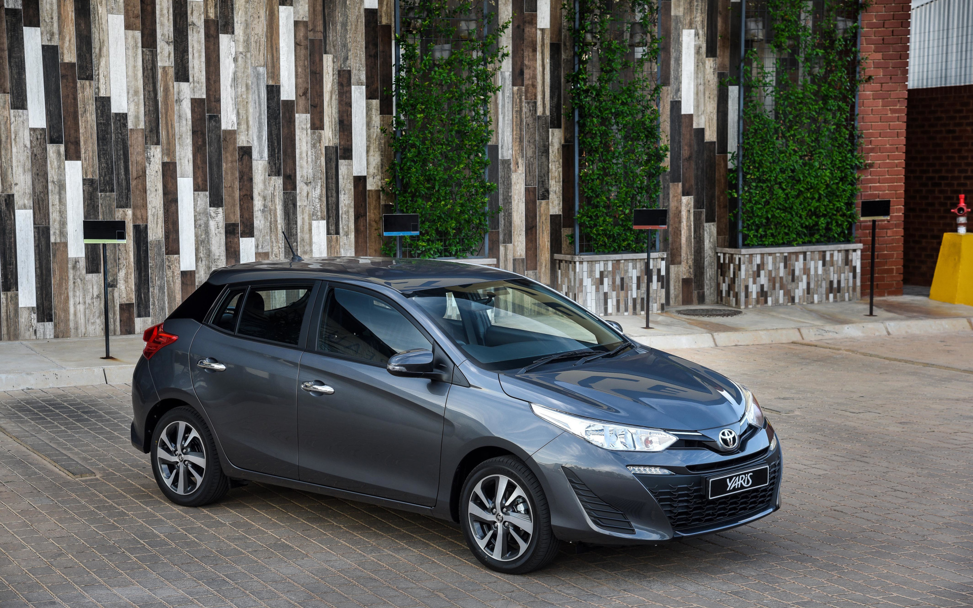 Серебристый автомобиль Toyota Yaris, 2018