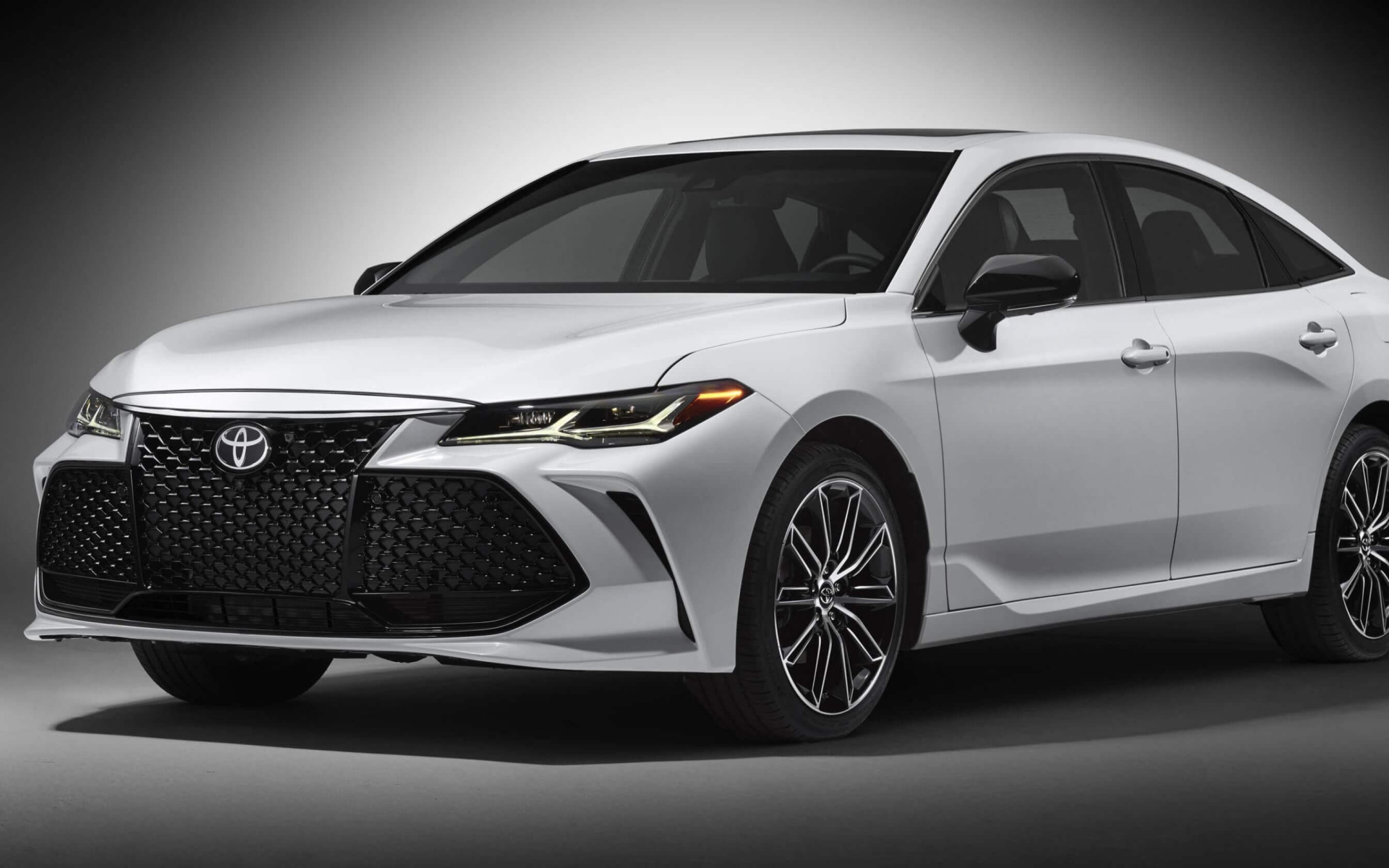 Белый автомобиль Toyota Avalon 2019 на сером фоне