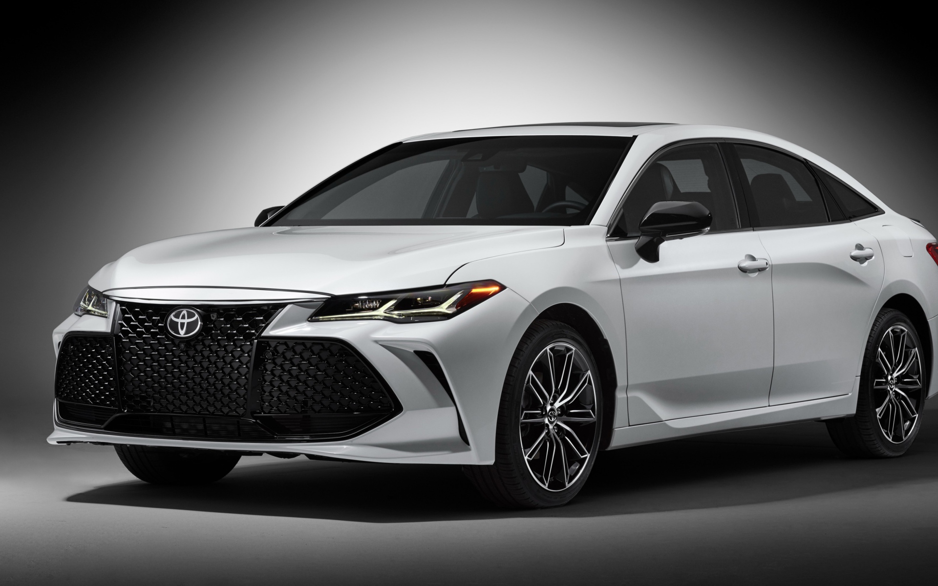 Белый автомобиль Toyota Avalon Touring, 2019 на сером фоне
