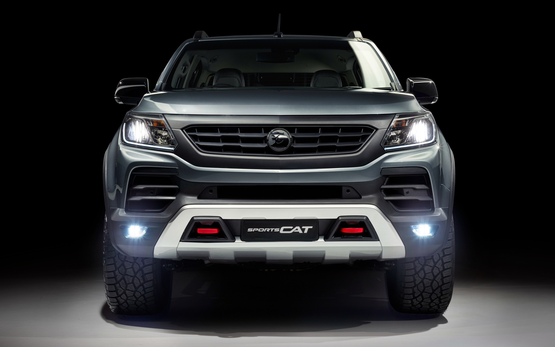 Серебристый спортивный грузовик HSV Colorado, 2018