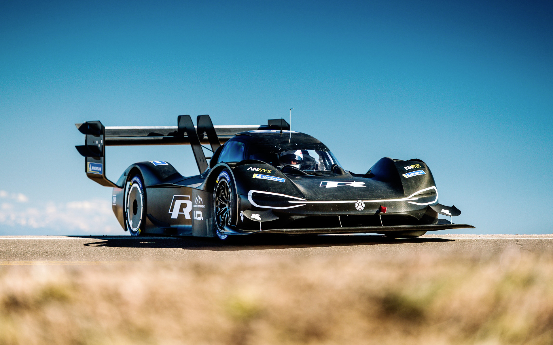 Черный гоночный автомобиль Volkswagen ID R Pikes Peak, 2018