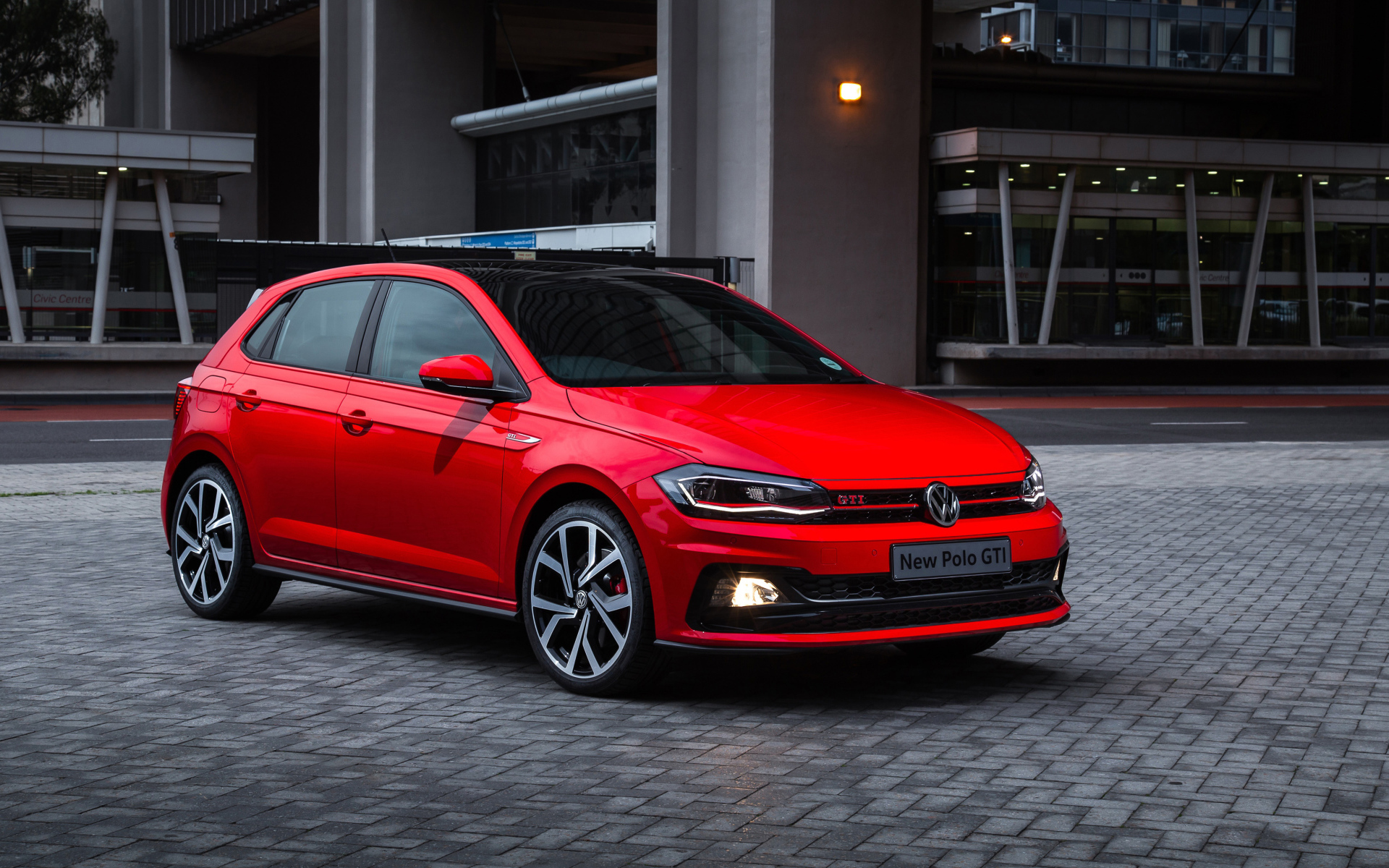 Красный Volkswagen Polo GTI 2018