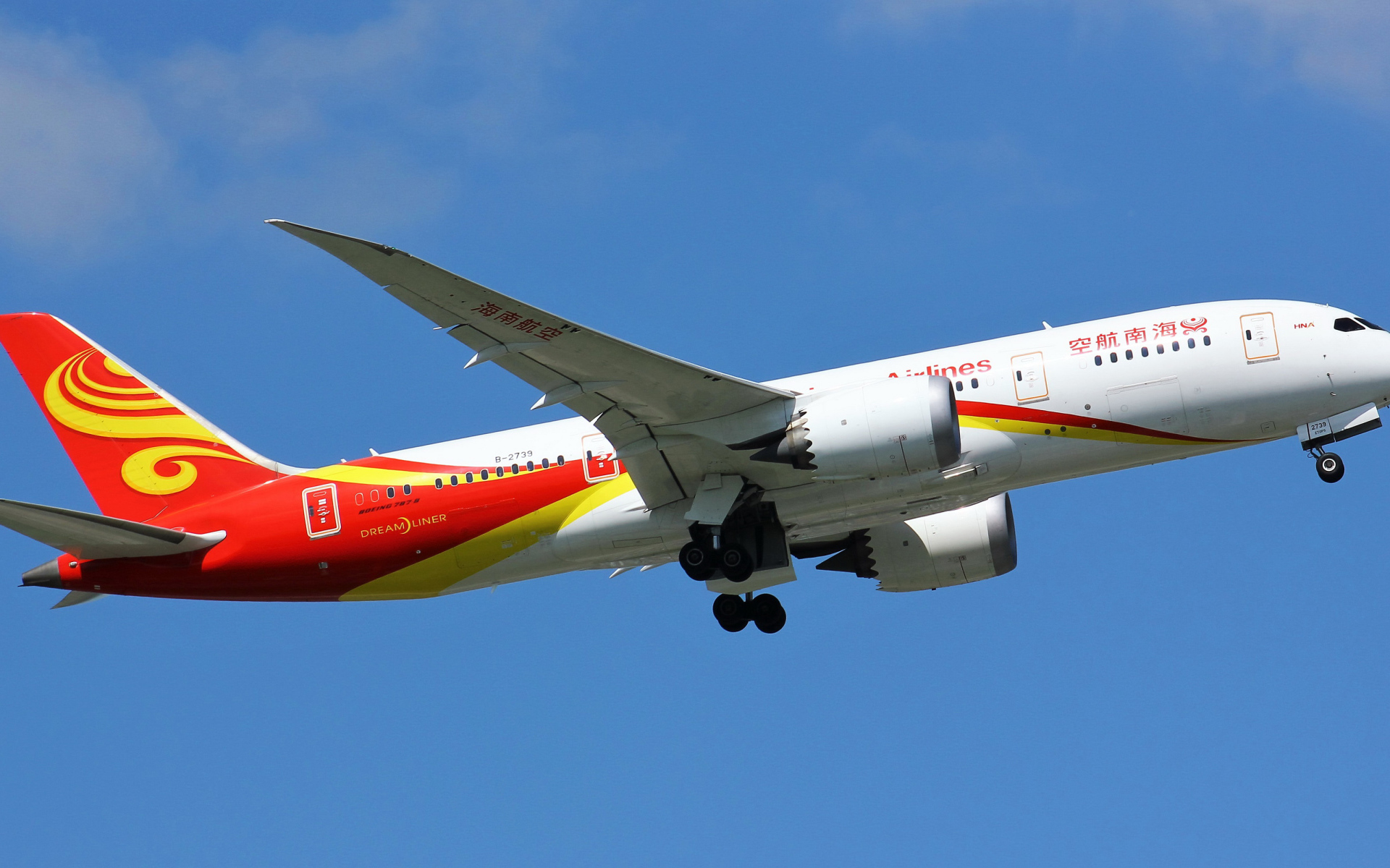 Пассажирский самолет Boeing 787-8 взлетает