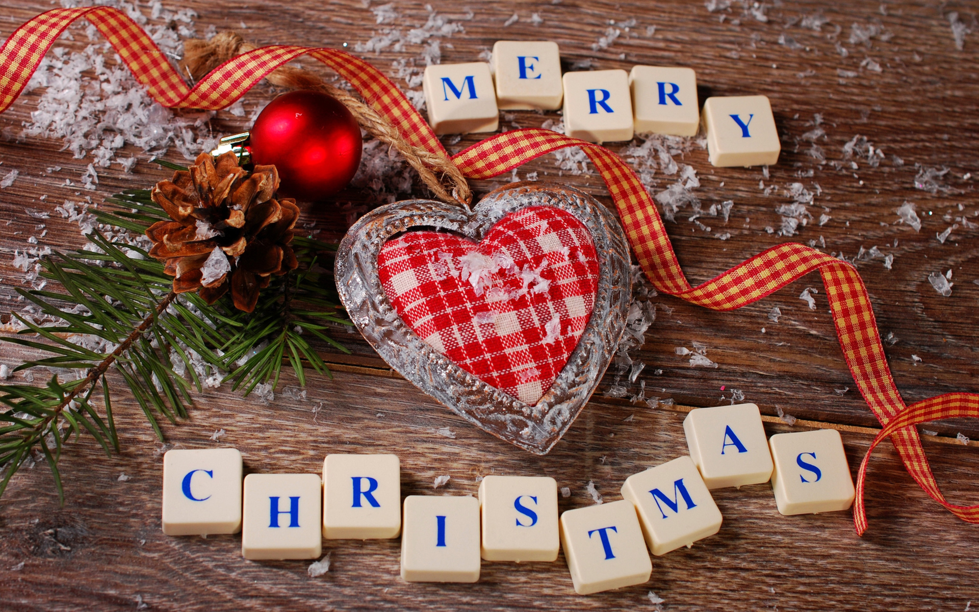 Сердечко с еловой веткой и игрушками с кубиками на Рождество