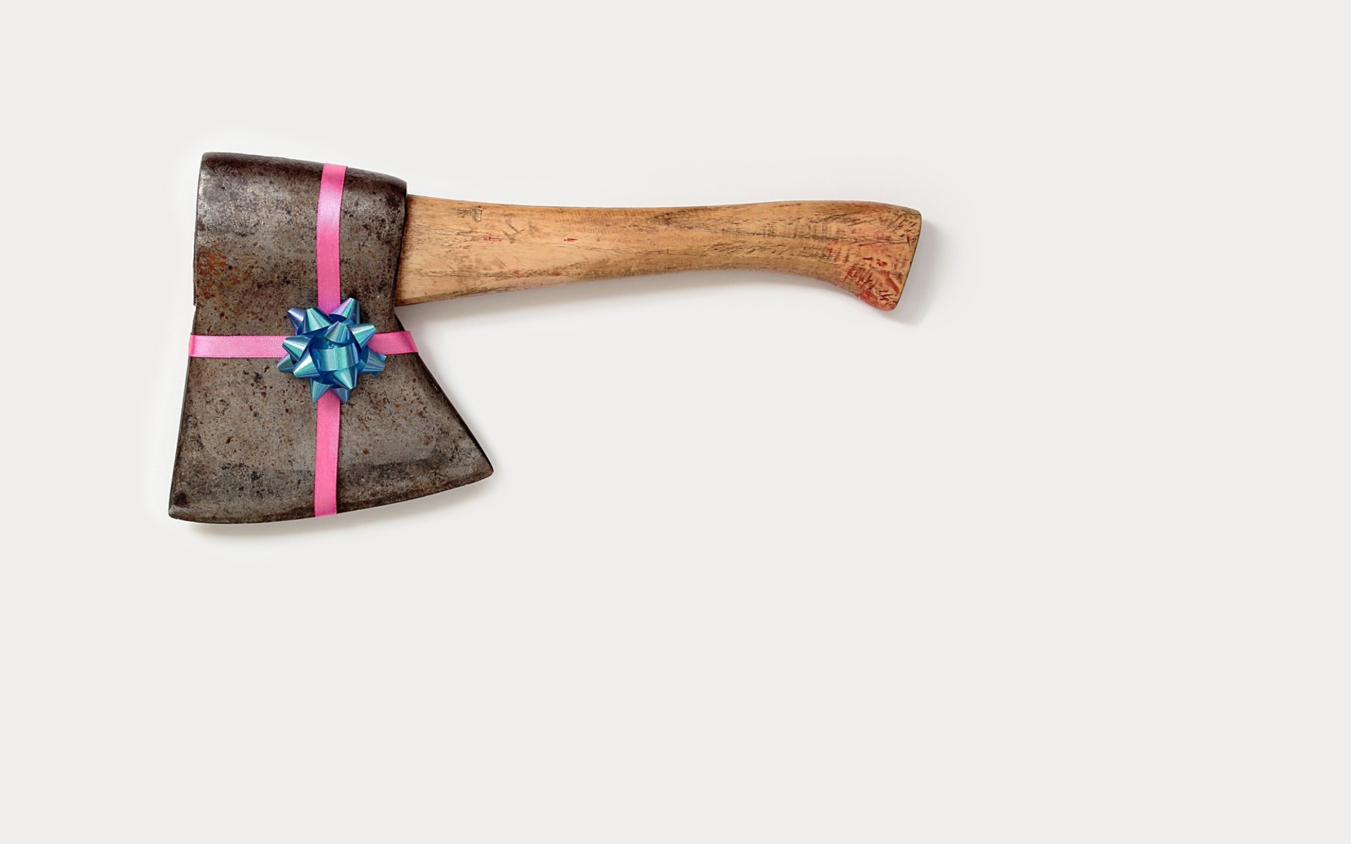 Топор с бантиком на сером фоне