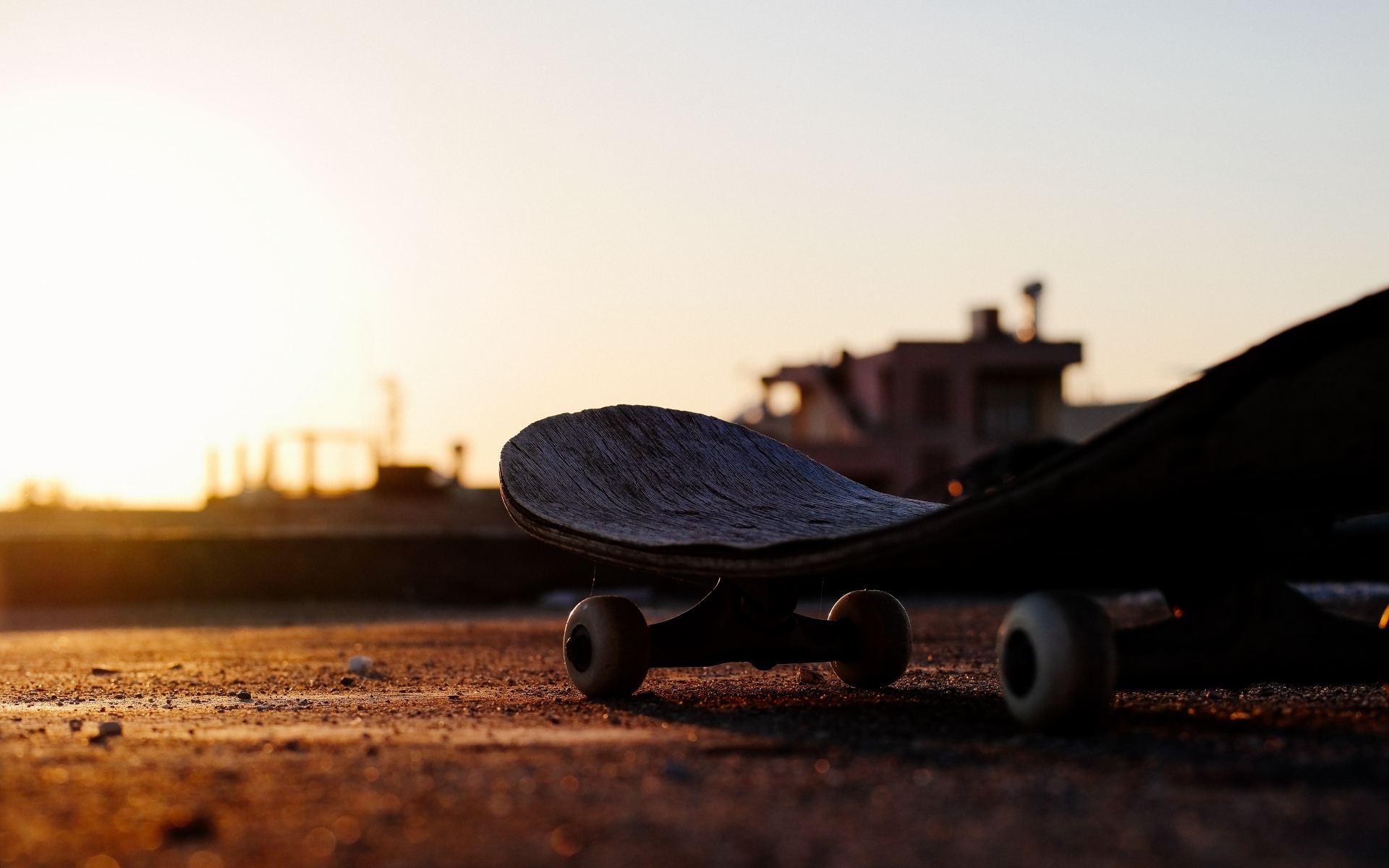 Доска для скейтборда на фоне заката