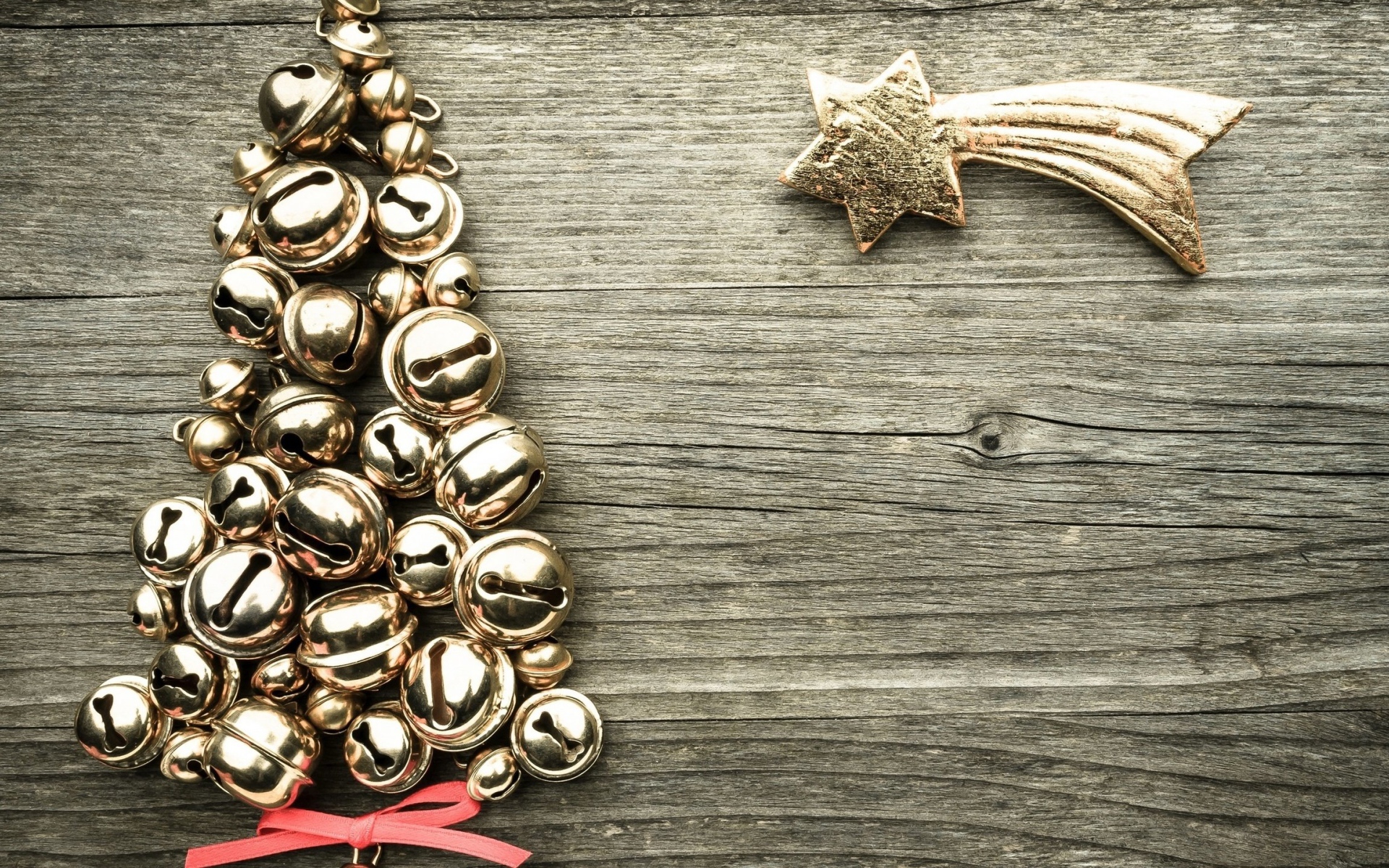 Елка из колокольчиков на деревянном фоне