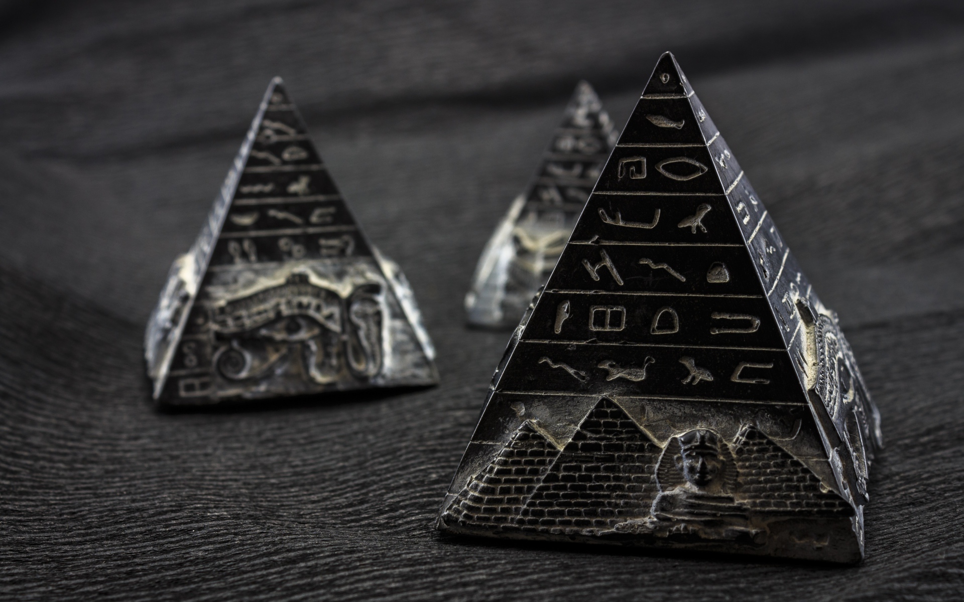 Фигурки пирамиды с символами крупным планом