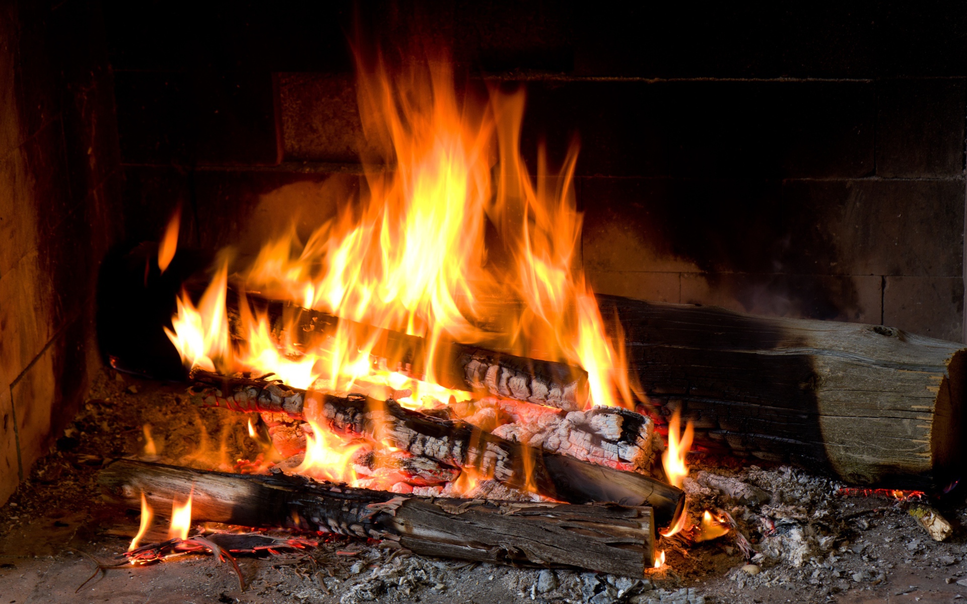 Дрова горят ярким пламенем в камине