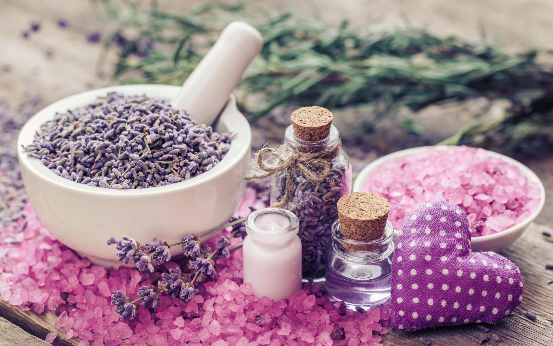 Цветы лаванды в ступке с маслом и солью