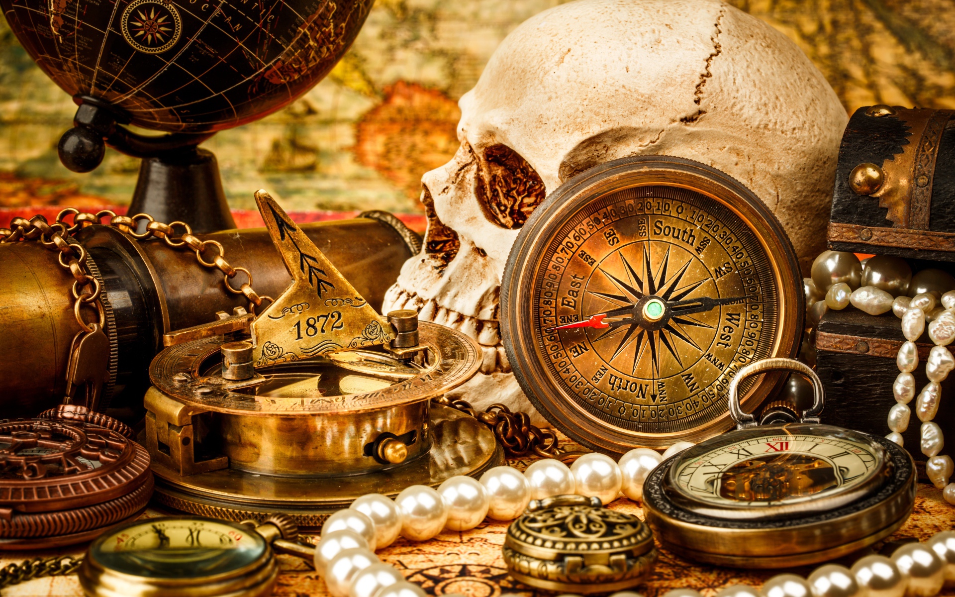 Череп, бинокль, компас, жемчуг и старинные часы на столе