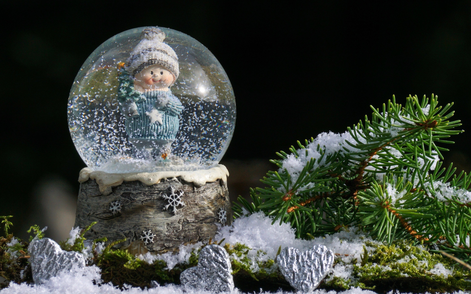 Снежный шар с фигуркой и еловой заснеженной веткой 