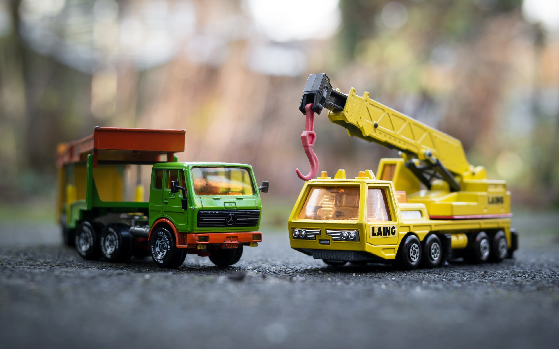 Две старых машинки грузовик и кран