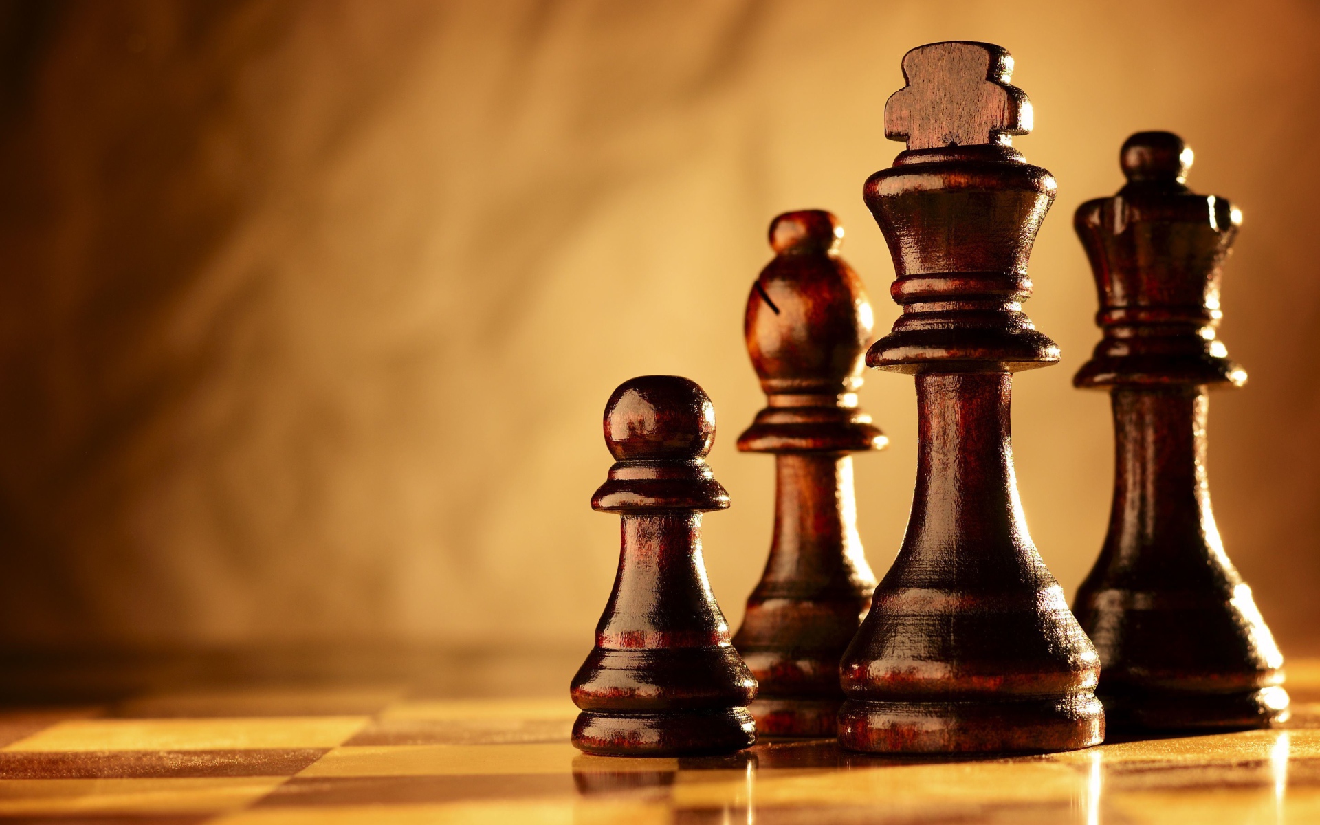 Деревянные шахматные фигуры на шахматной доске