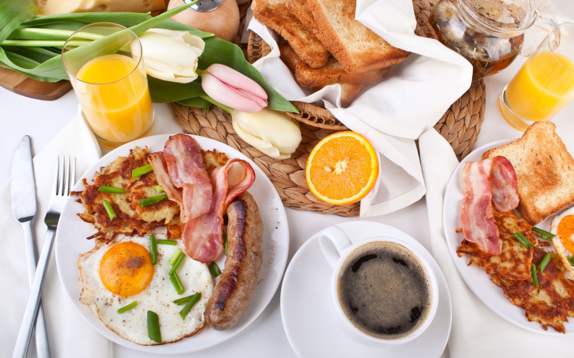 Сытный завтрак на столе с букетом тюльпанов 