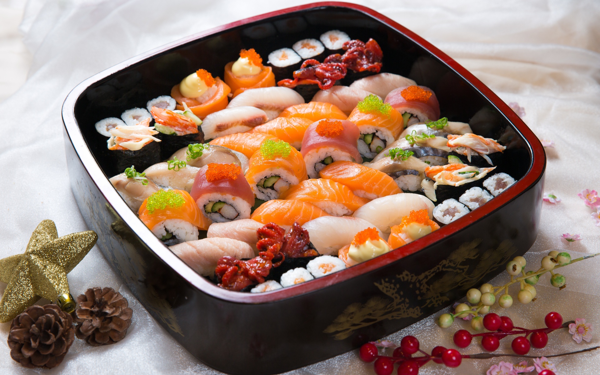 Аппетитные японские суши и роллы на столе