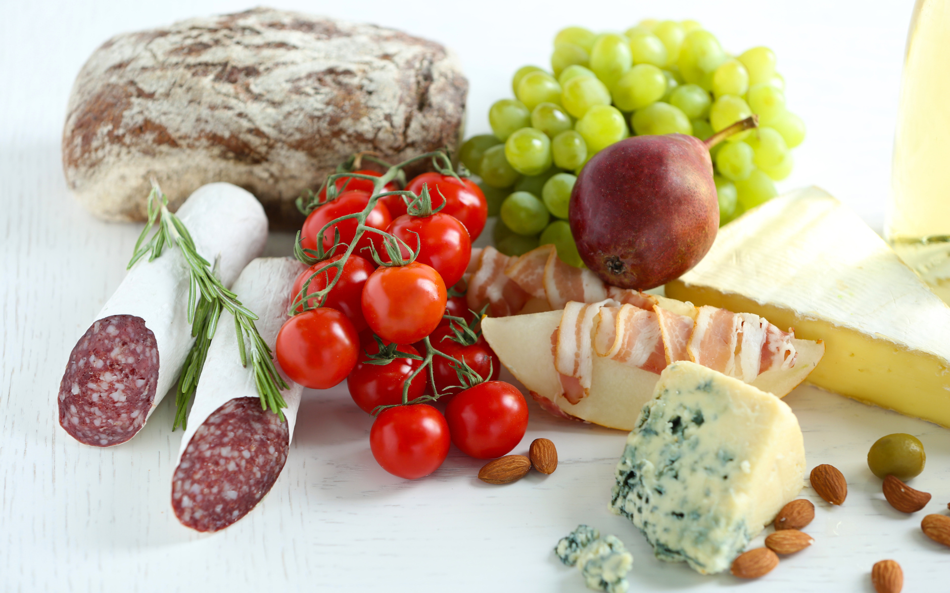 Аппетитные продукты на столе