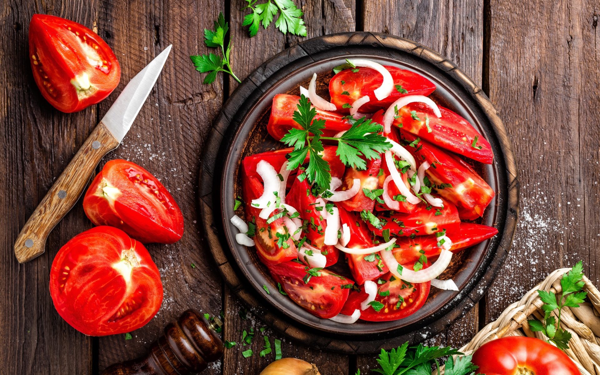 Аппетитный салат из свежих помидоров с луком и зеленью петрушки