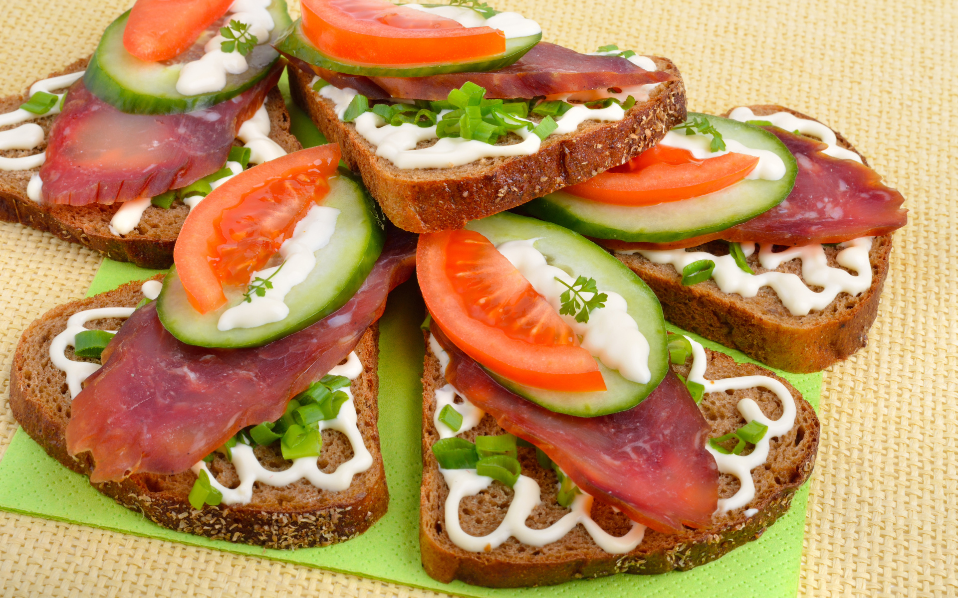 Аппетитные бутерброды с колбасой, помидорами и огурцами