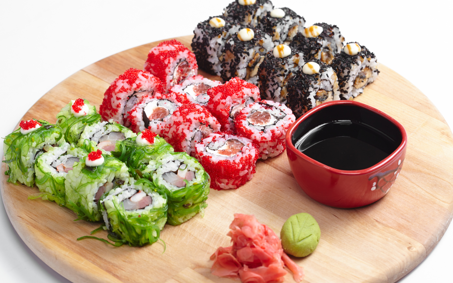 Разные аппетитные суши на деревянной доске с соевым соусом