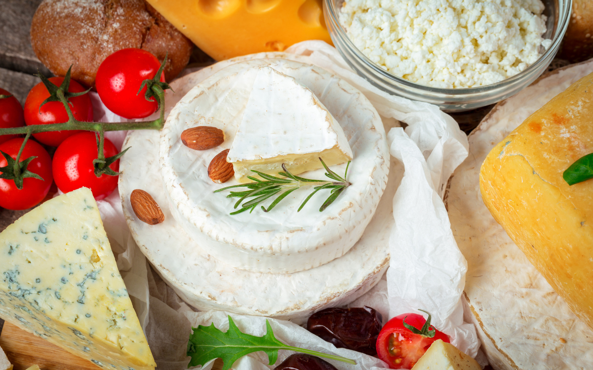 Разные виды сыра на столе с помидорами 