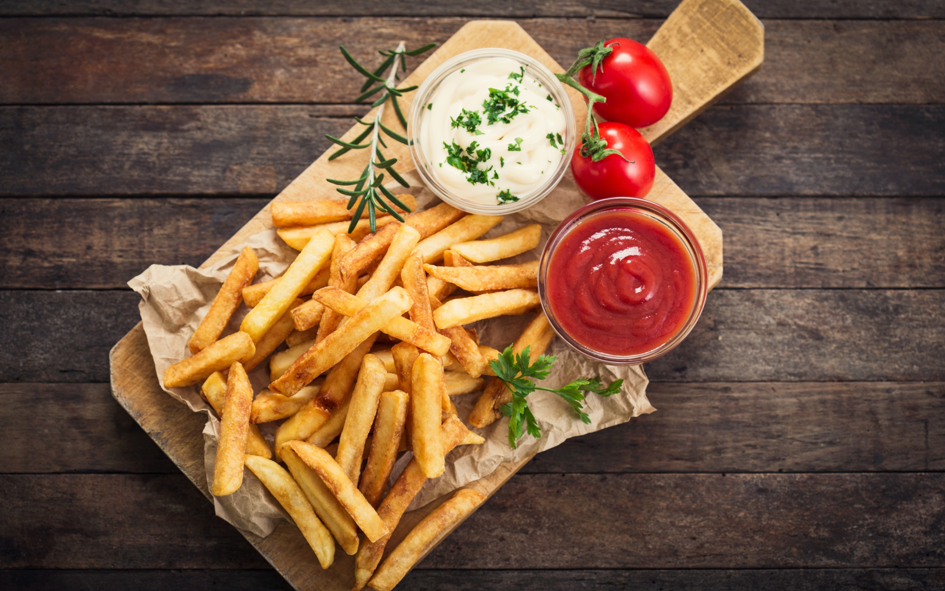 Картофель фри с соусом и кетчупом на доске