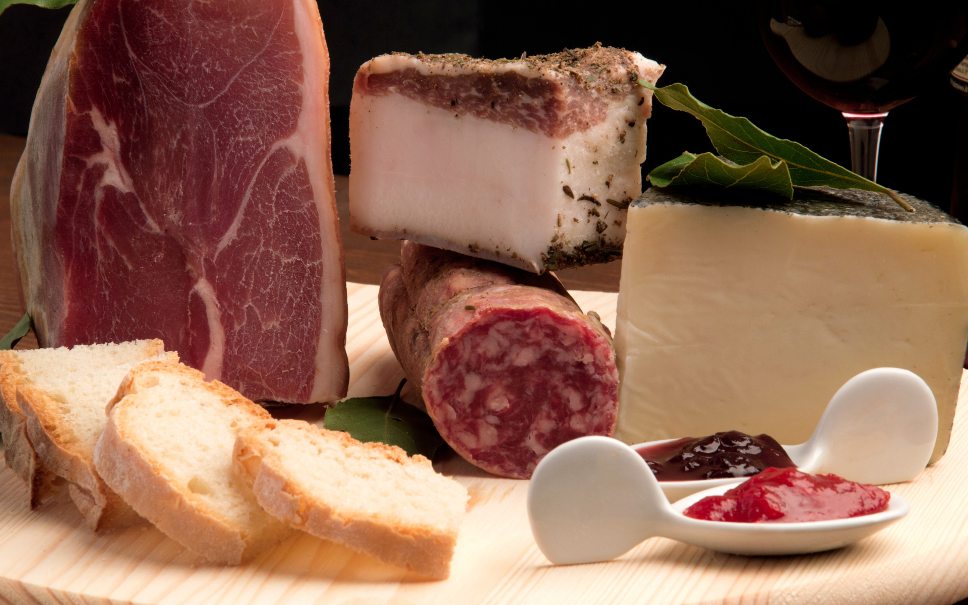 Ветчина, сало, колбаса,сыр и хлеб на столе