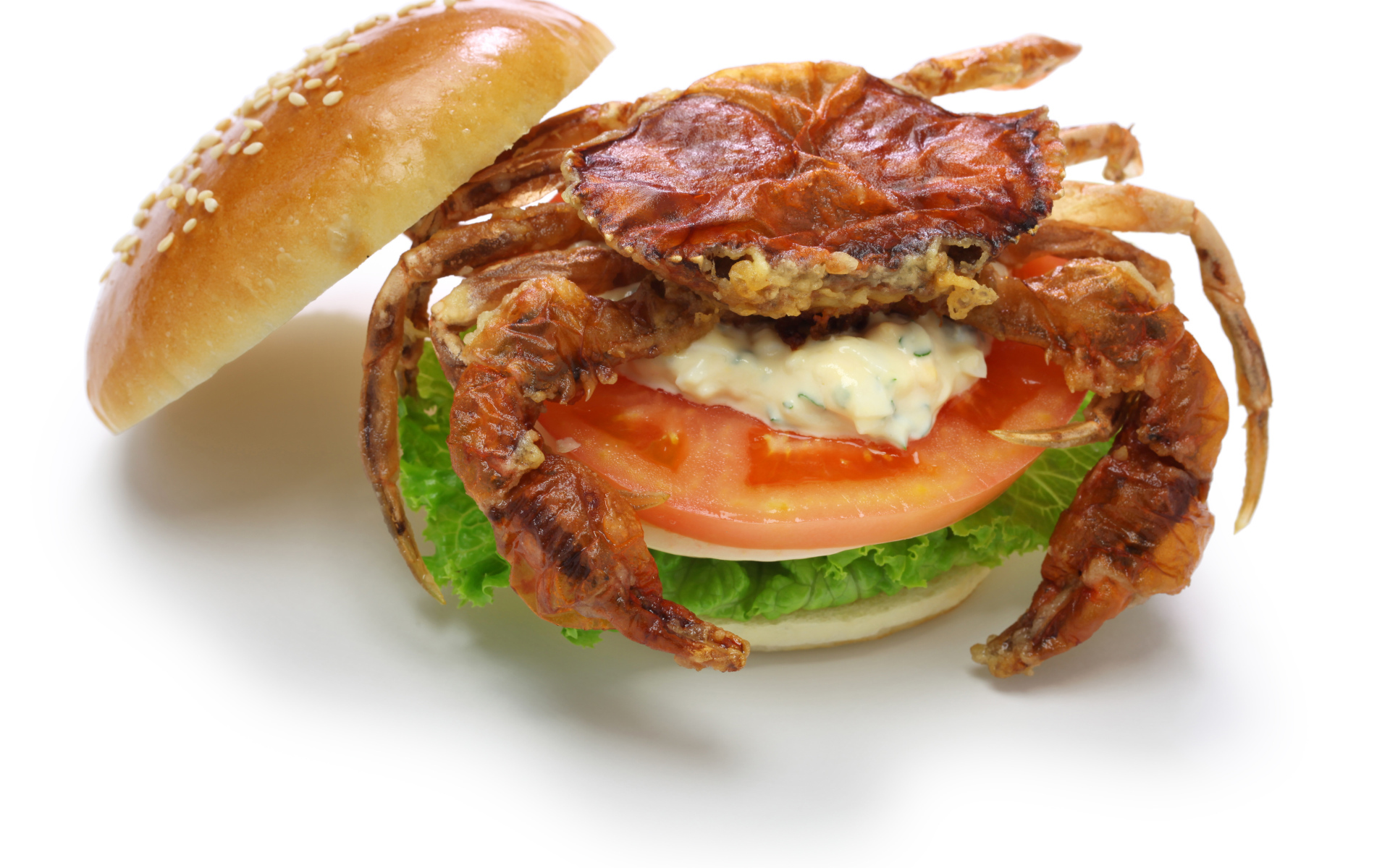 Гамбургер с овощами и крабом на белом фоне