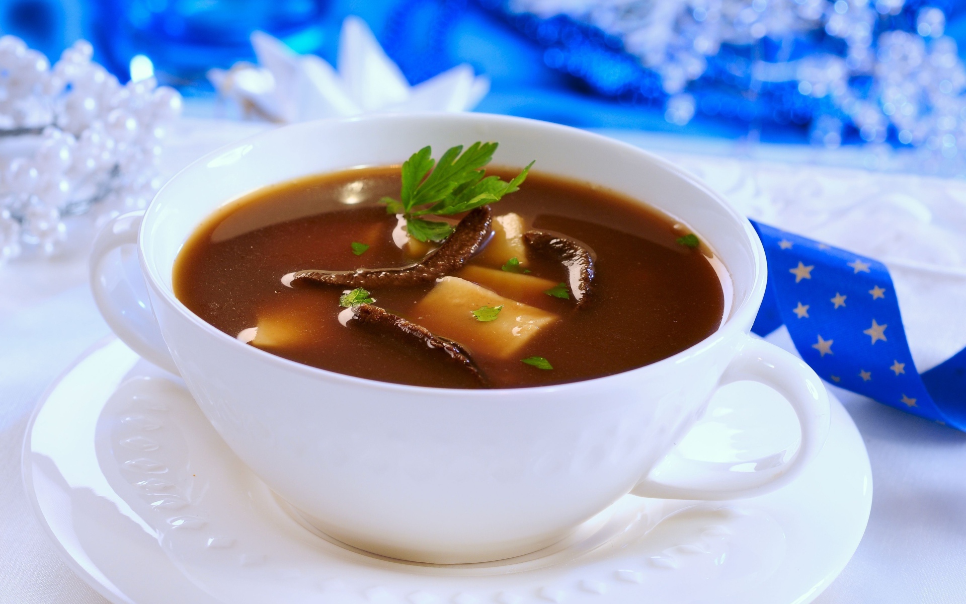 Грибной суп в белой тарелке