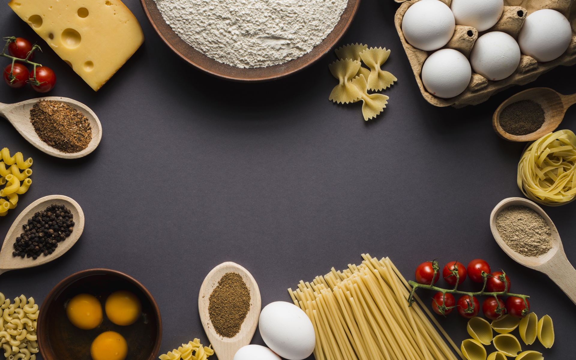 Паста, яйца, специи и помидоры на сером фоне