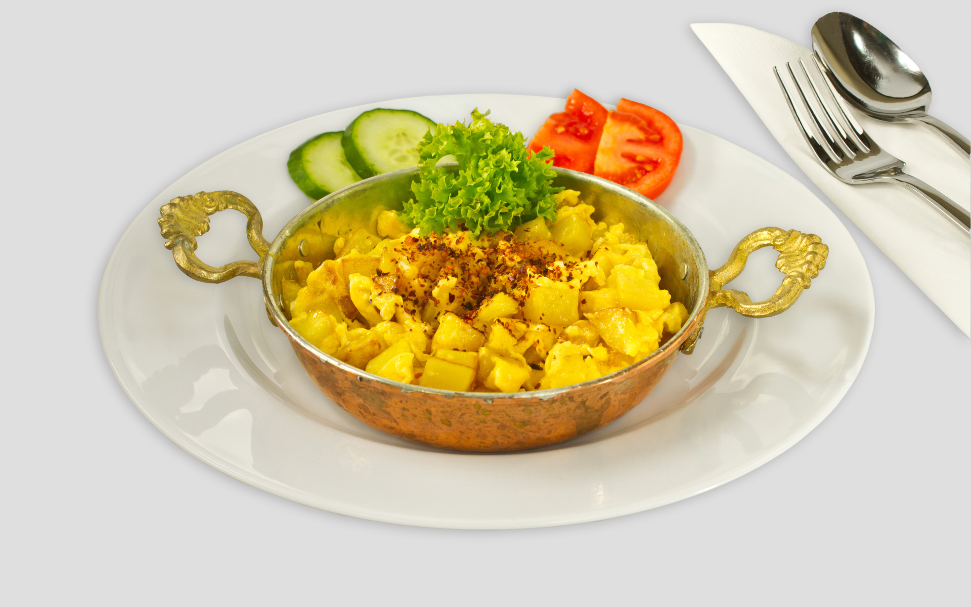 Картофель с овощами на белой тарелке