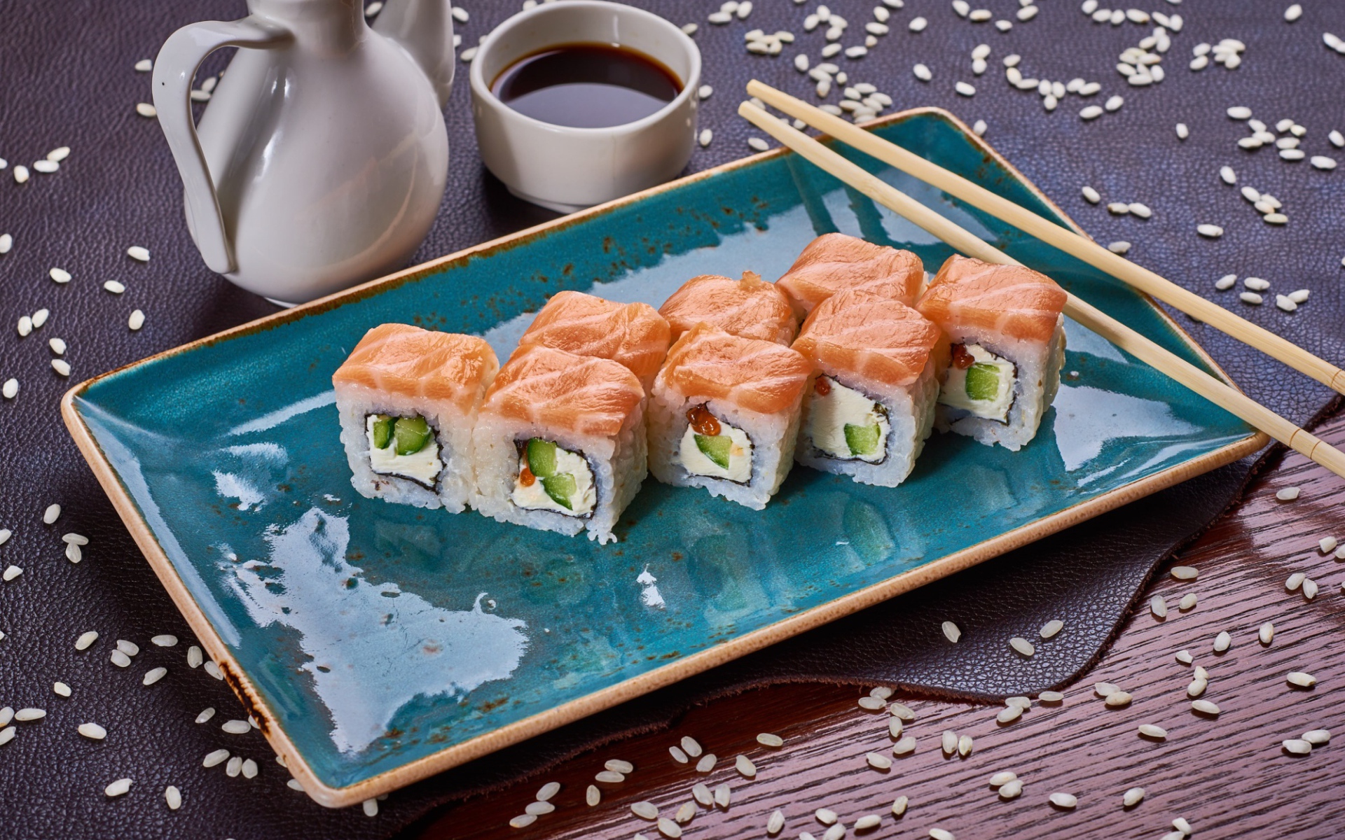 Роллы Филадельфия на столе с соевым соусом