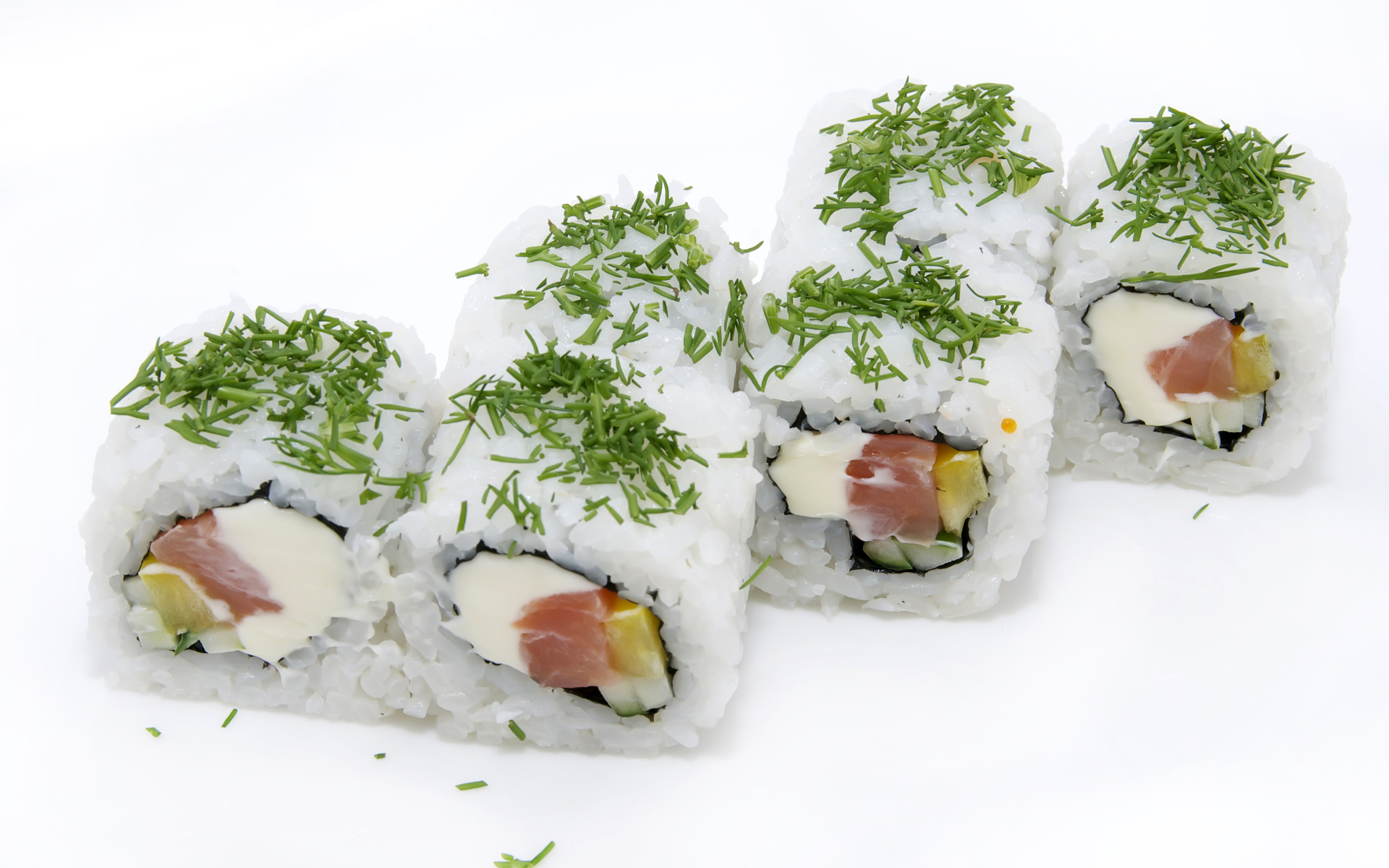 Роллы с рисом и зеленью на белом фоне