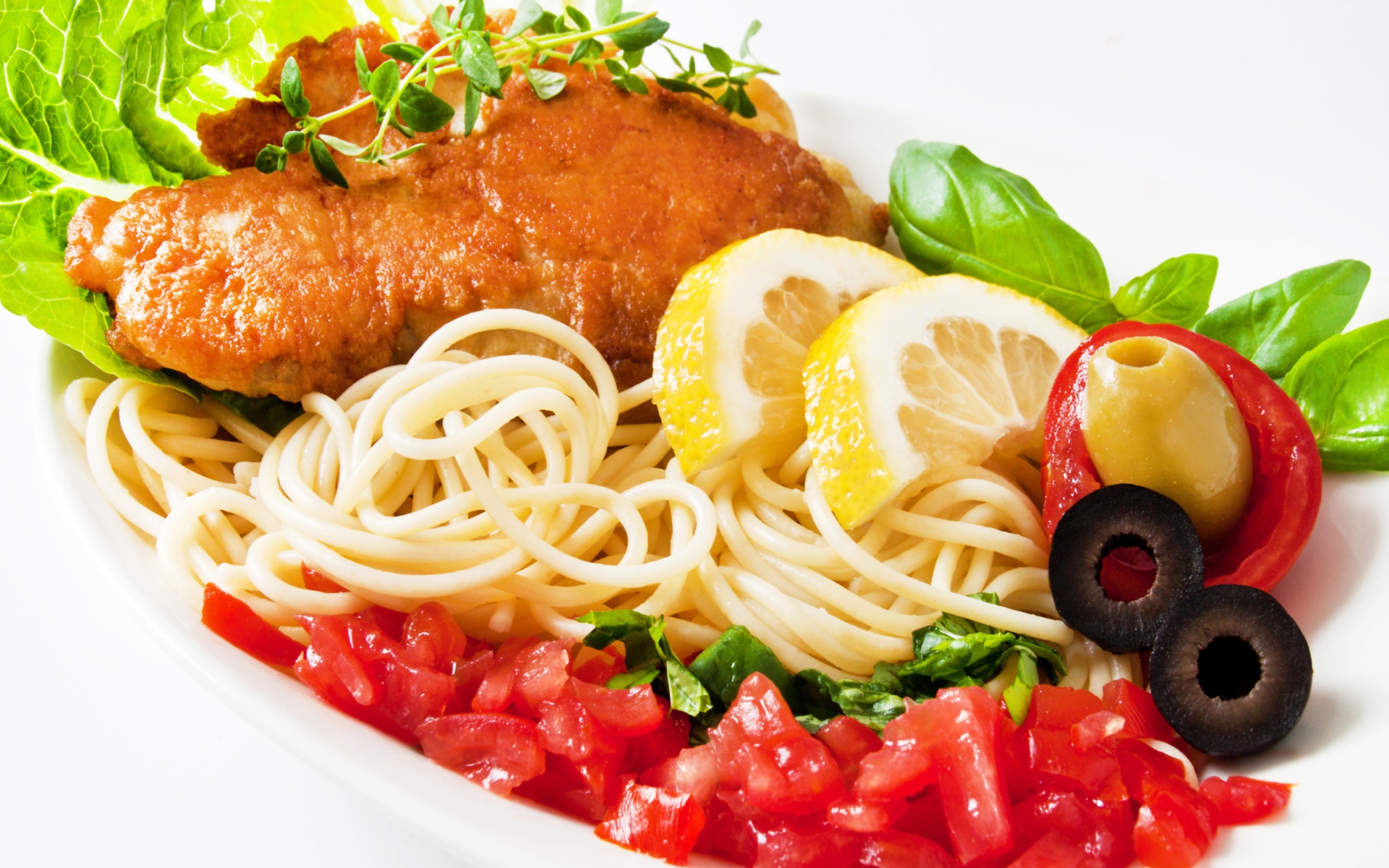 Спагетти с курицей, кусочками лимона, помидорами и зеленью