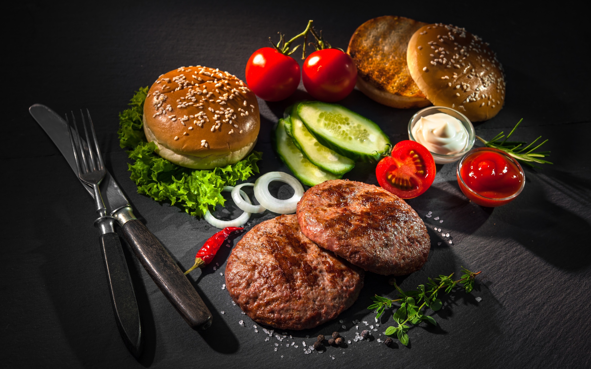 Вкусный натюрморт из гамбургеров на сером фоне