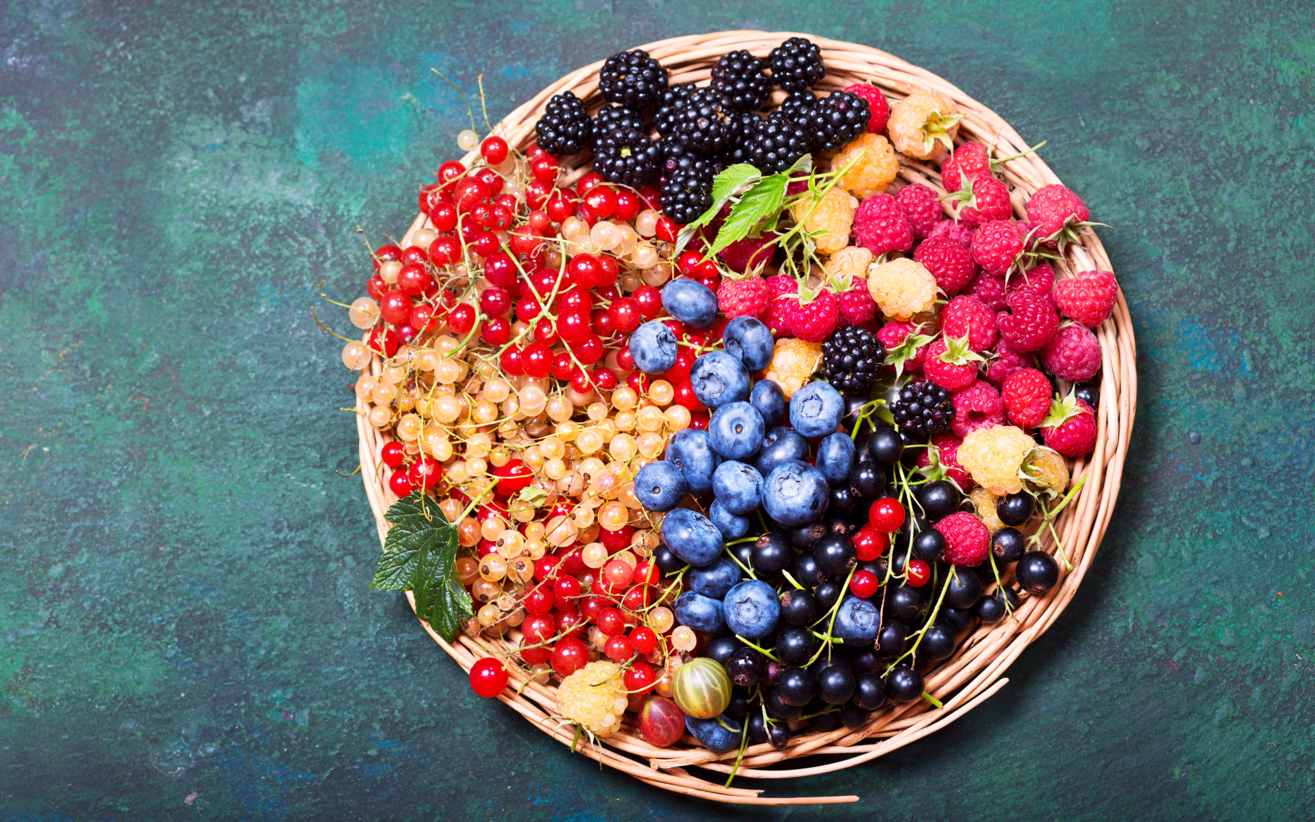 Аппетитные свежие ягоды на столе вид сверху