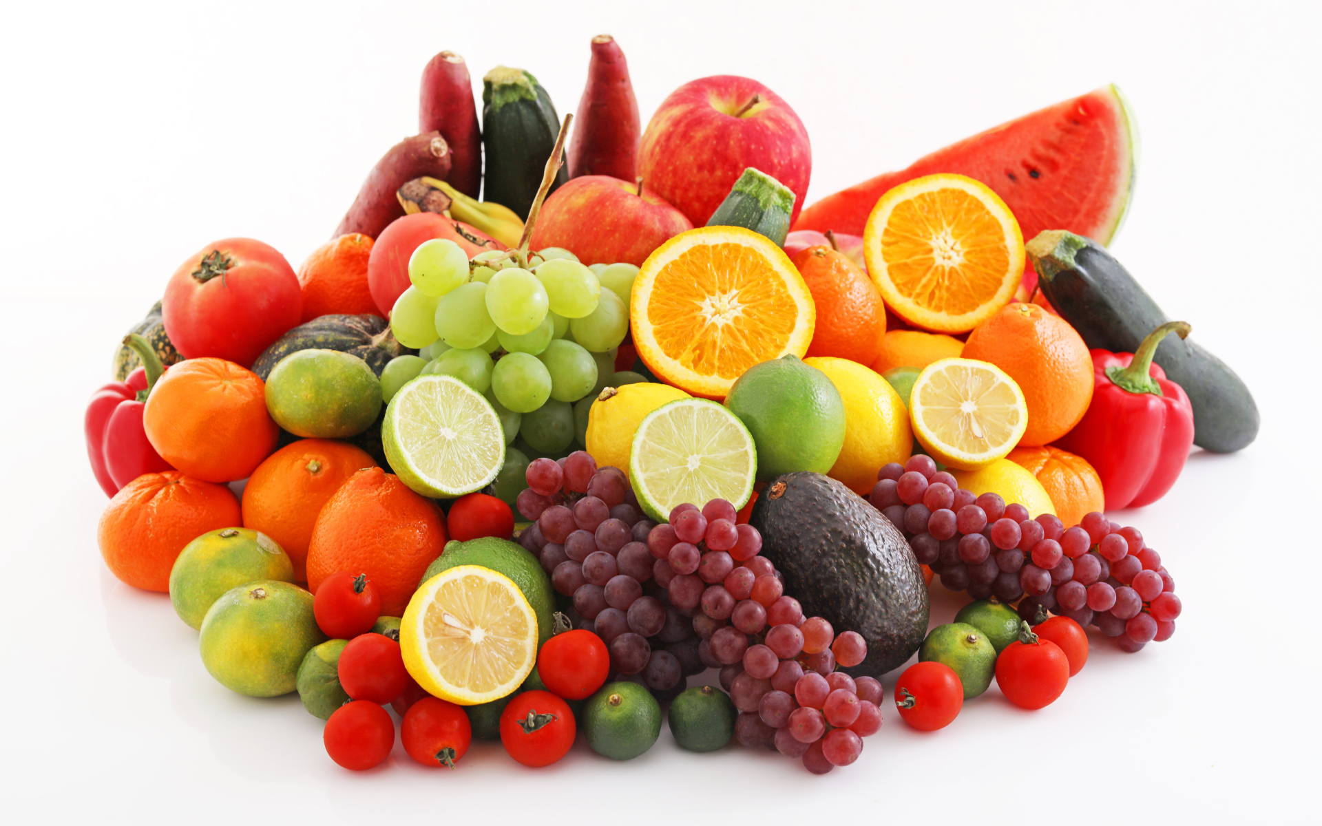Аппетитные спелые фрукты и овощи на белом фоне