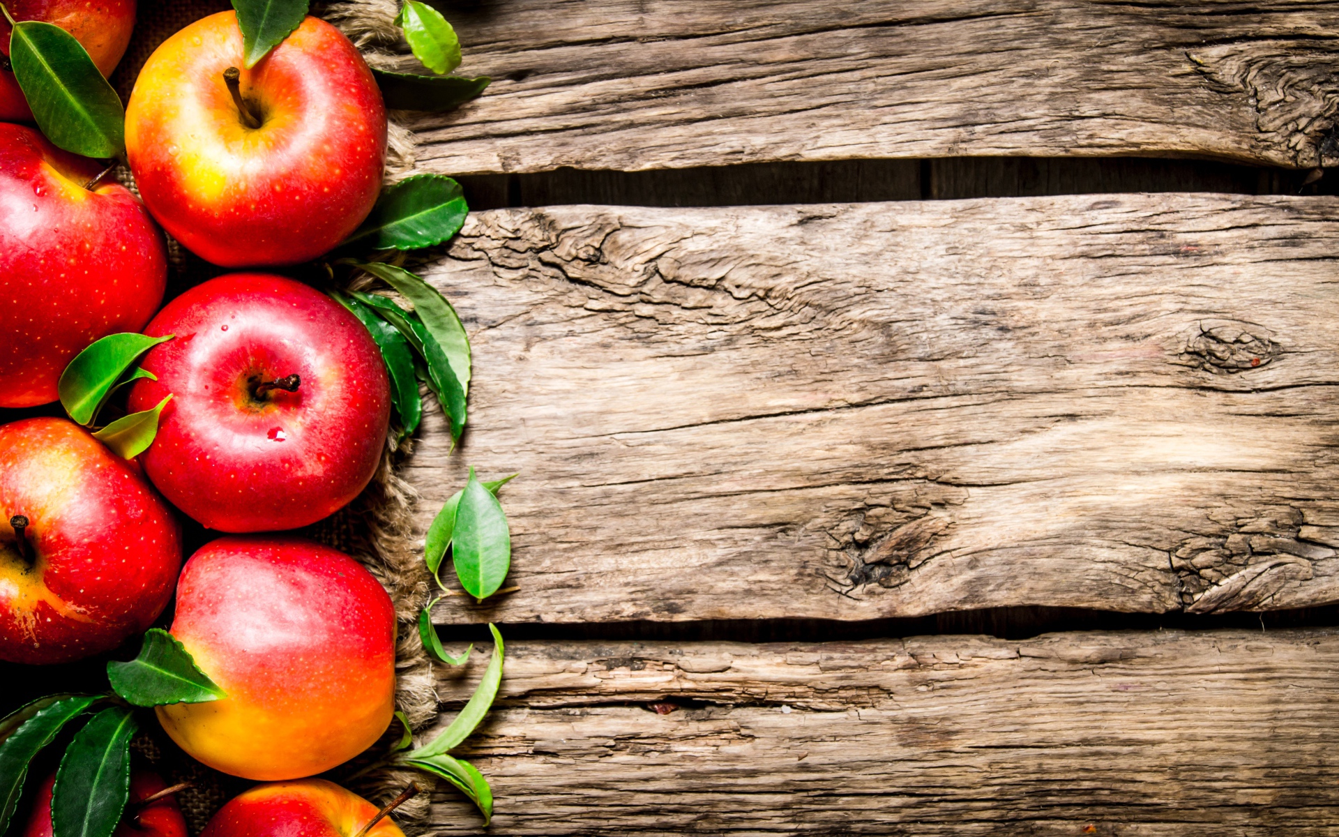 Яблоки на деревянном фоне, шаблон