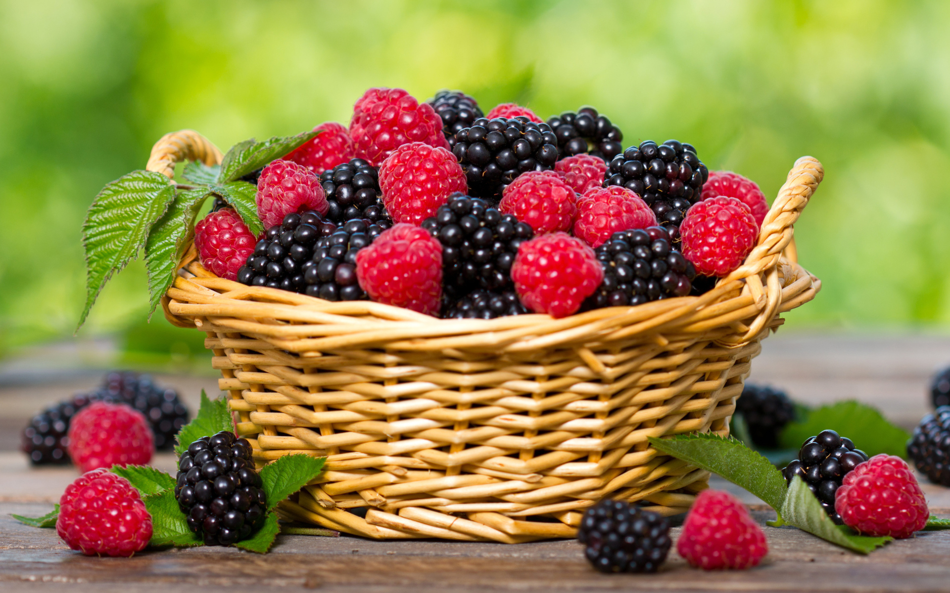 Корзина с ягодами малины и ежевики