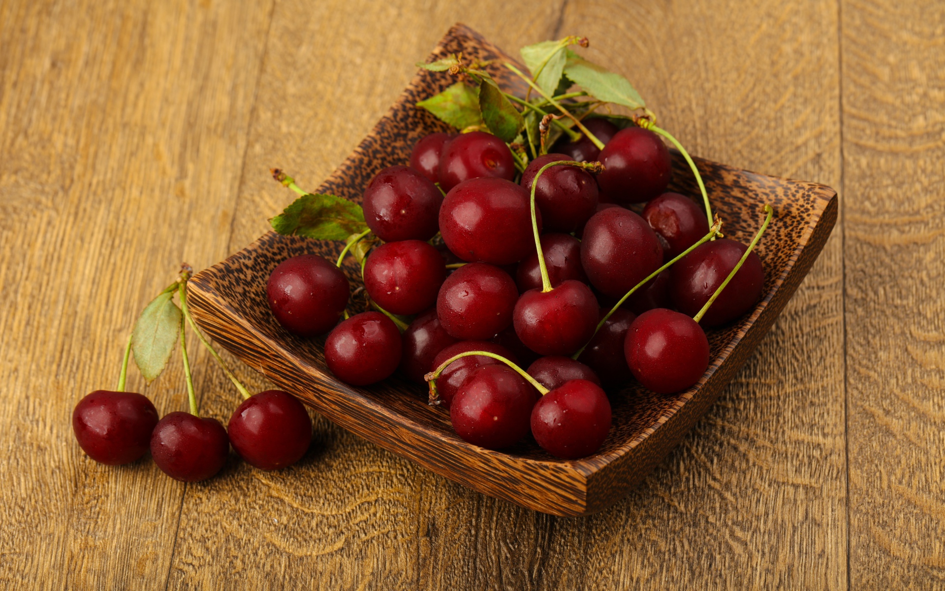 Спелые красные вишни на столе 