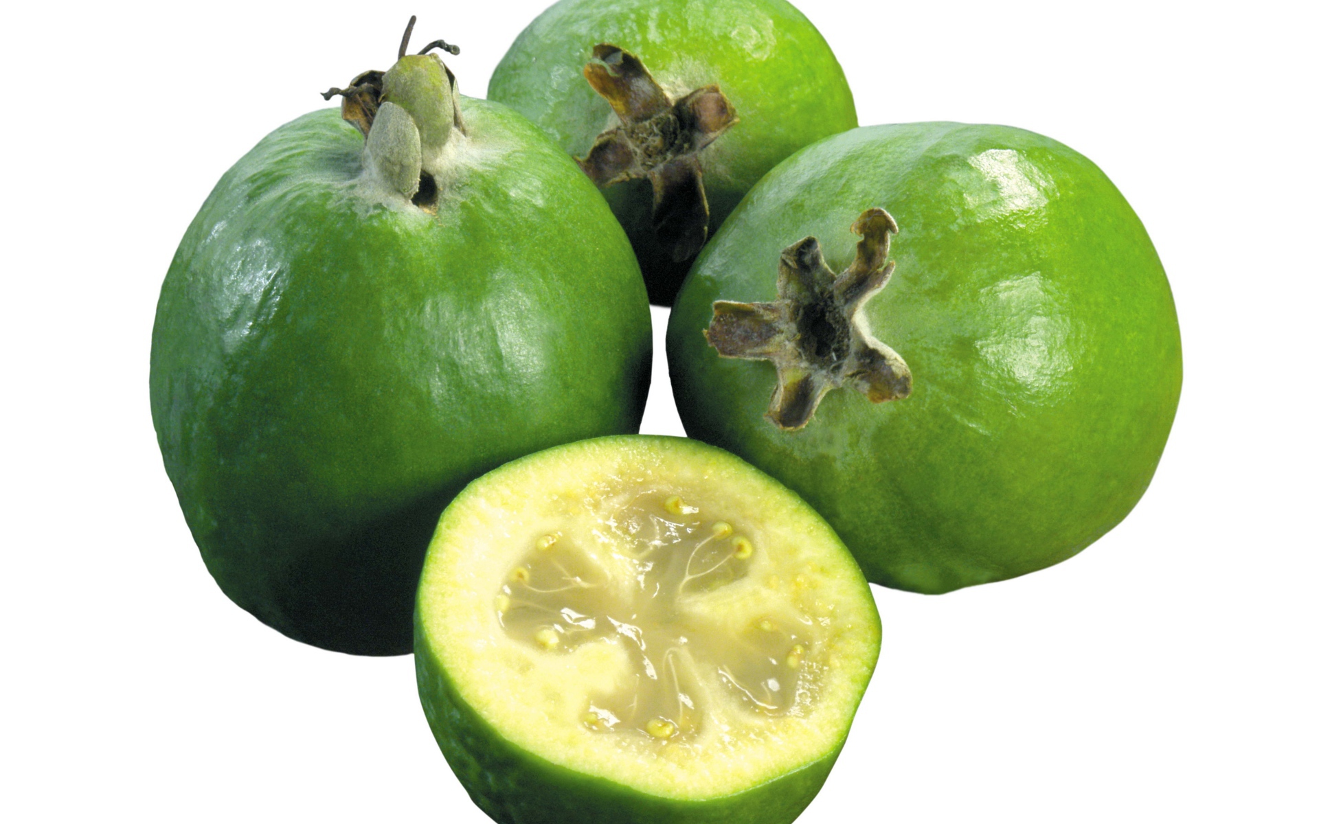 Спелые вкусные плоды фейхоа на белом фоне