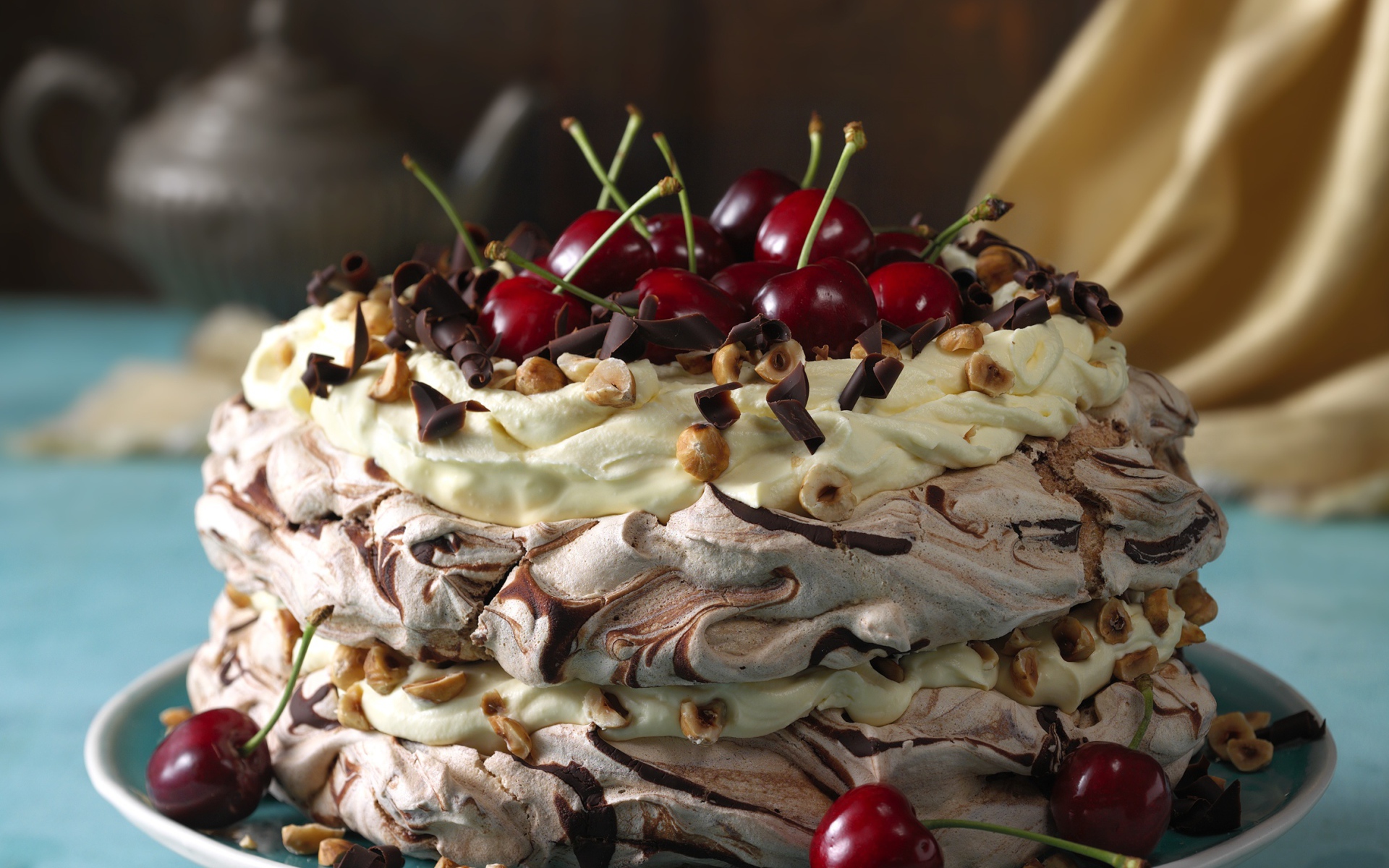 Красивый кремовый торт с шоколадом и ягодами черешни и орехами