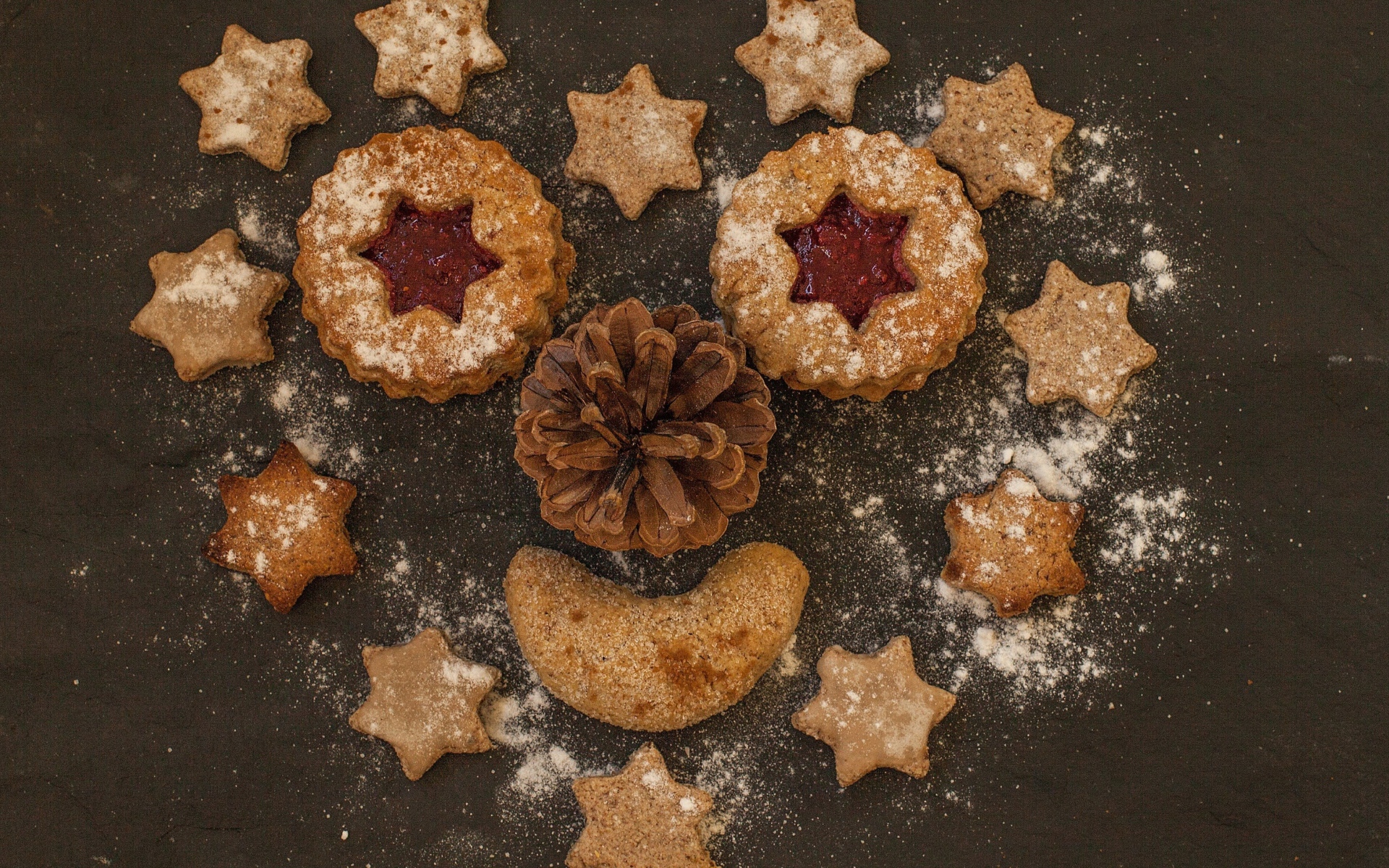 Сердце с забавной рожицей выложено на столе из печенья