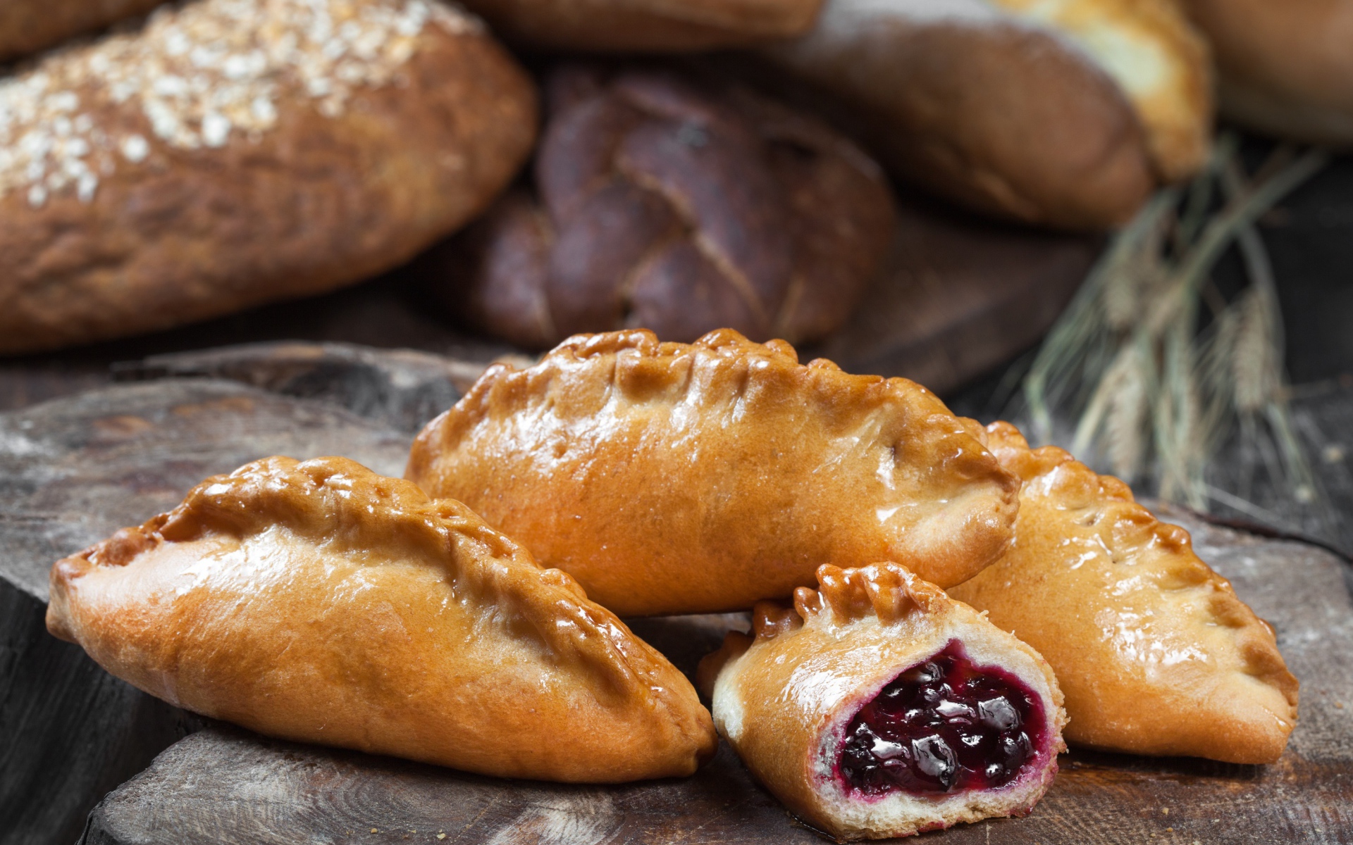 Аппетитные булочки с вишней