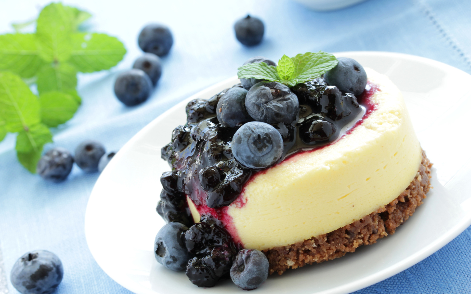 Аппетитное пирожное с джемом и ягодами черники