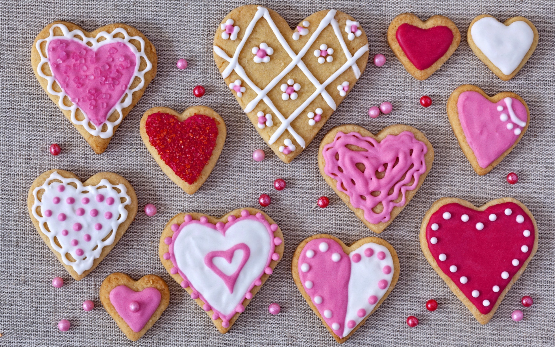 Аппетитное печенье в форме сердечек с глазурью