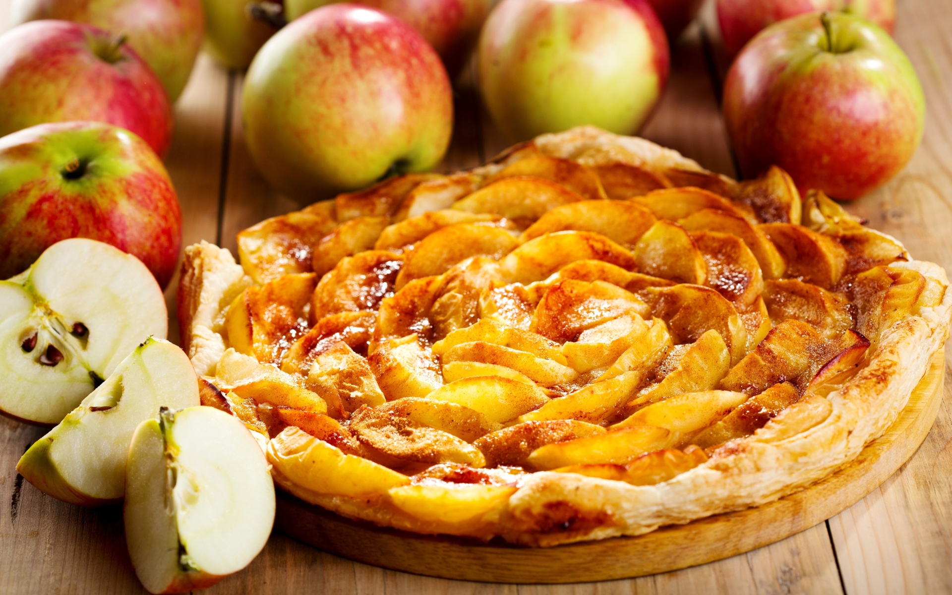 Аппетитный сладкий пирог с яблоками