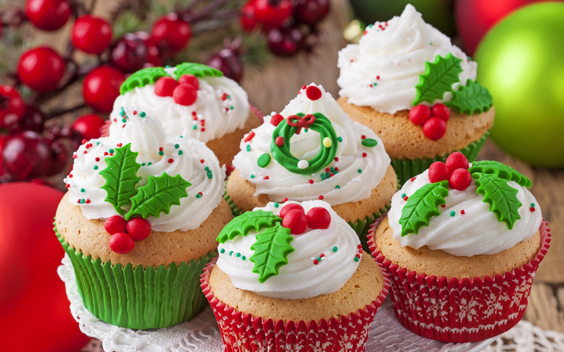 Красивые рождественские кексы с кремом